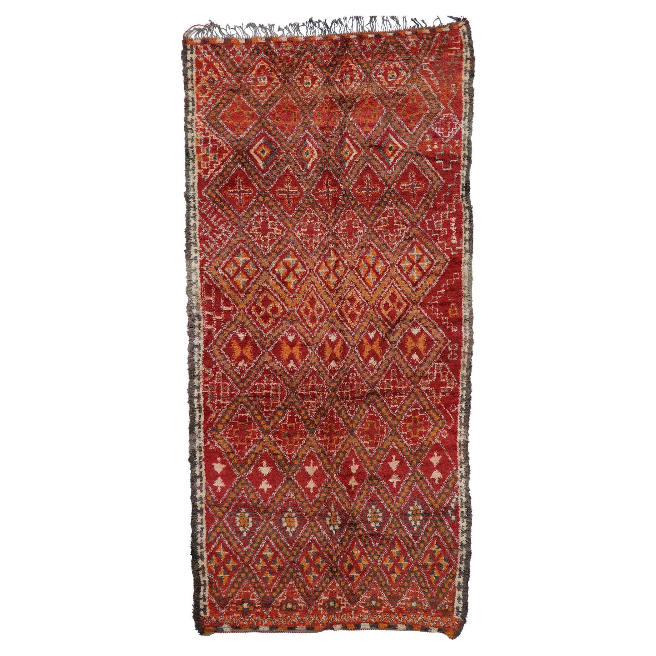 Tapis marocain rouge vintage de la guilde Beni M'Guild avec style tribal en vente