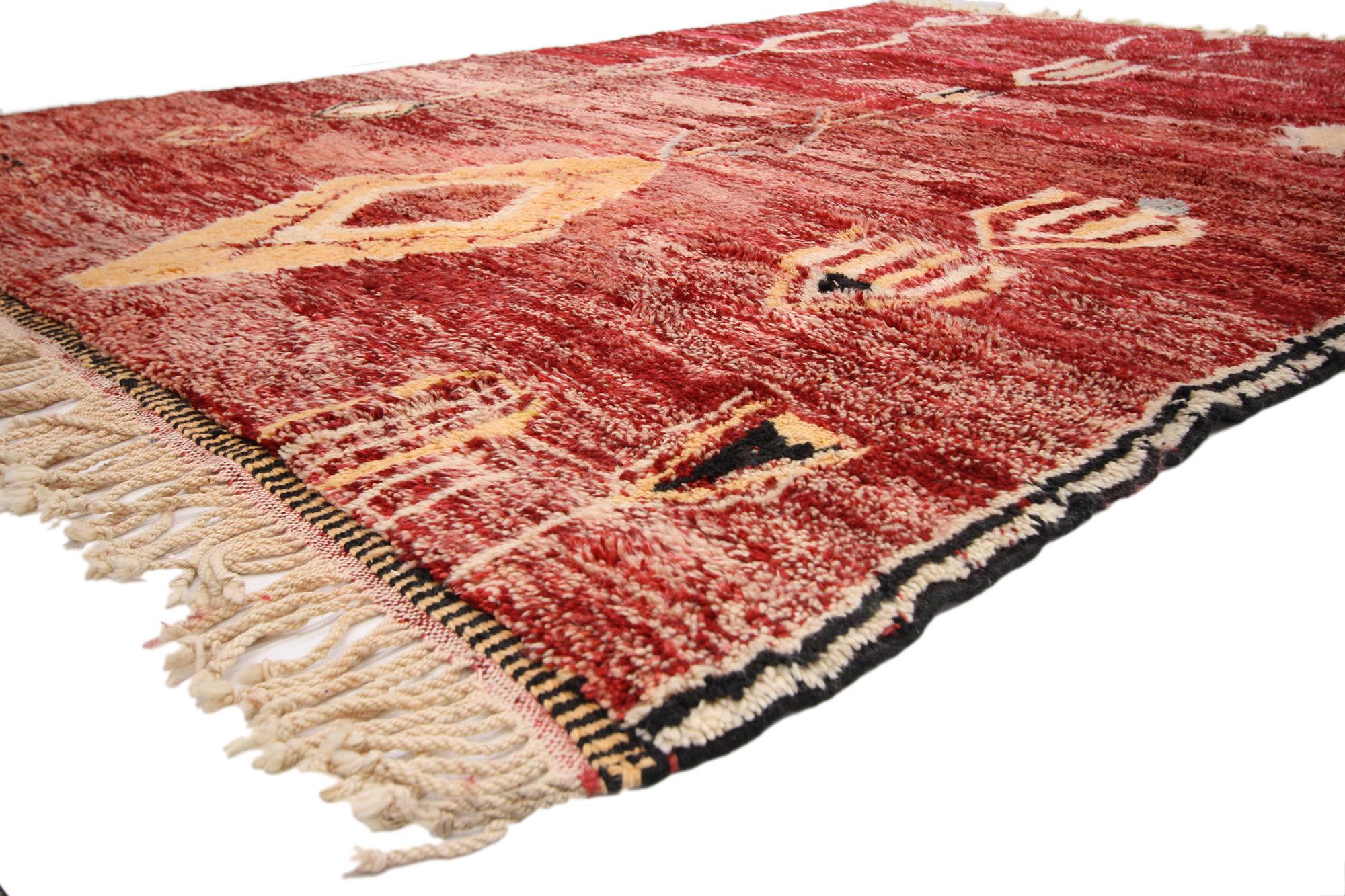 20732 Vintage Rot Beni Mrirt Marokkanischer Teppich, 06'10 x 09'09. Beni Mrirt Teppiche verkörpern die geschätzte Tradition der marokkanischen Weberei, die für ihre üppige Textur, ihre geometrischen Muster und ihre ruhigen Erdtöne bekannt ist. Diese