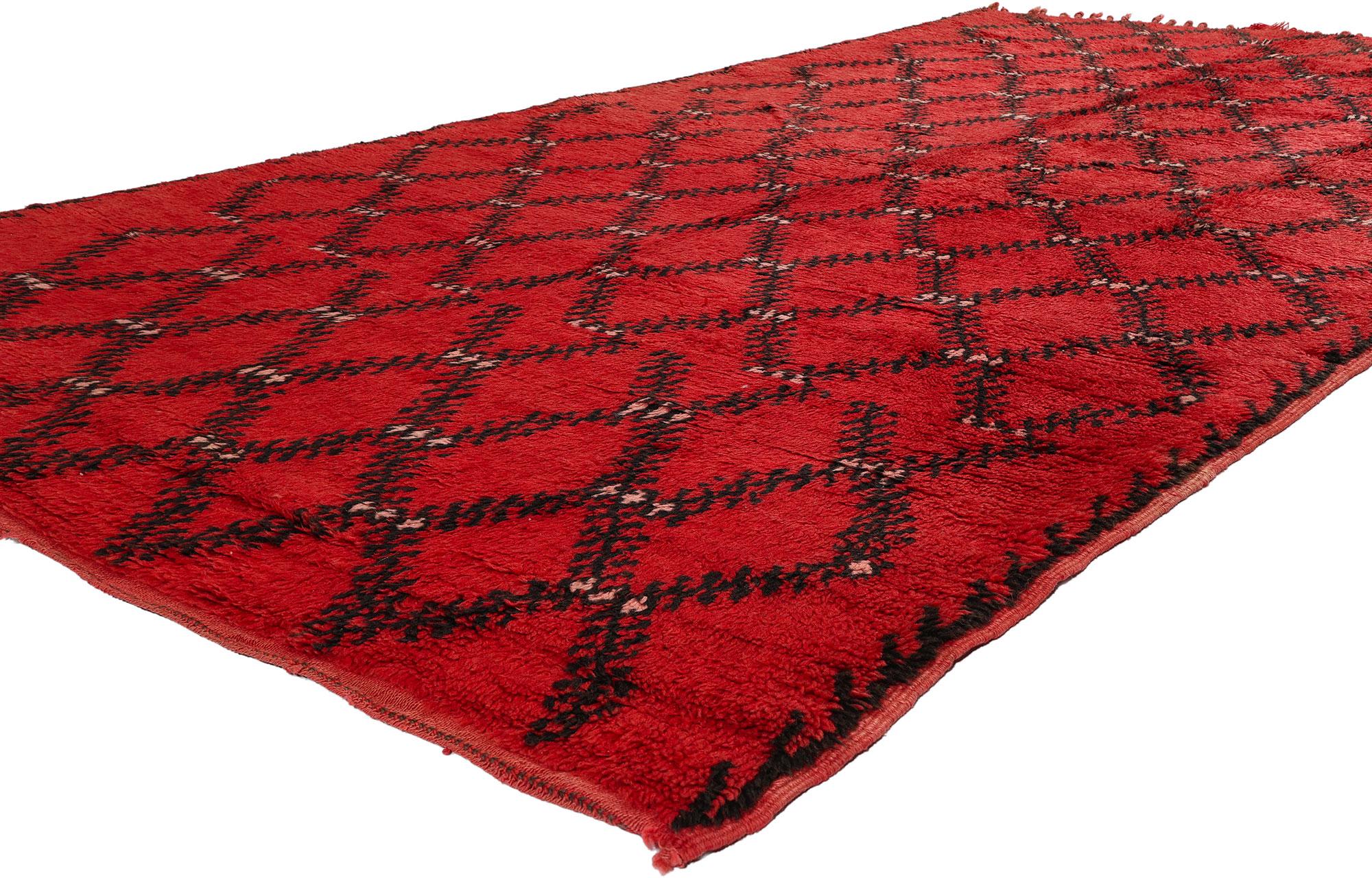 21731 Tapis marocain Beni Mrirt rouge vintage, 05'06 x 09'11. Les tapis Beni Mrirt incarnent la précieuse tradition du tissage marocain. Ils sont réputés pour leur texture luxueuse, leurs motifs géométriques et leurs tons de terre apaisants.