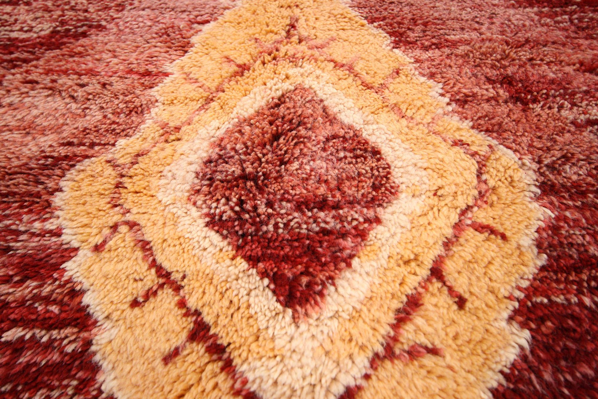 Vintage Red Beni Mrirt Moroccan Rug In Good Condition For Sale In Dallas, TX