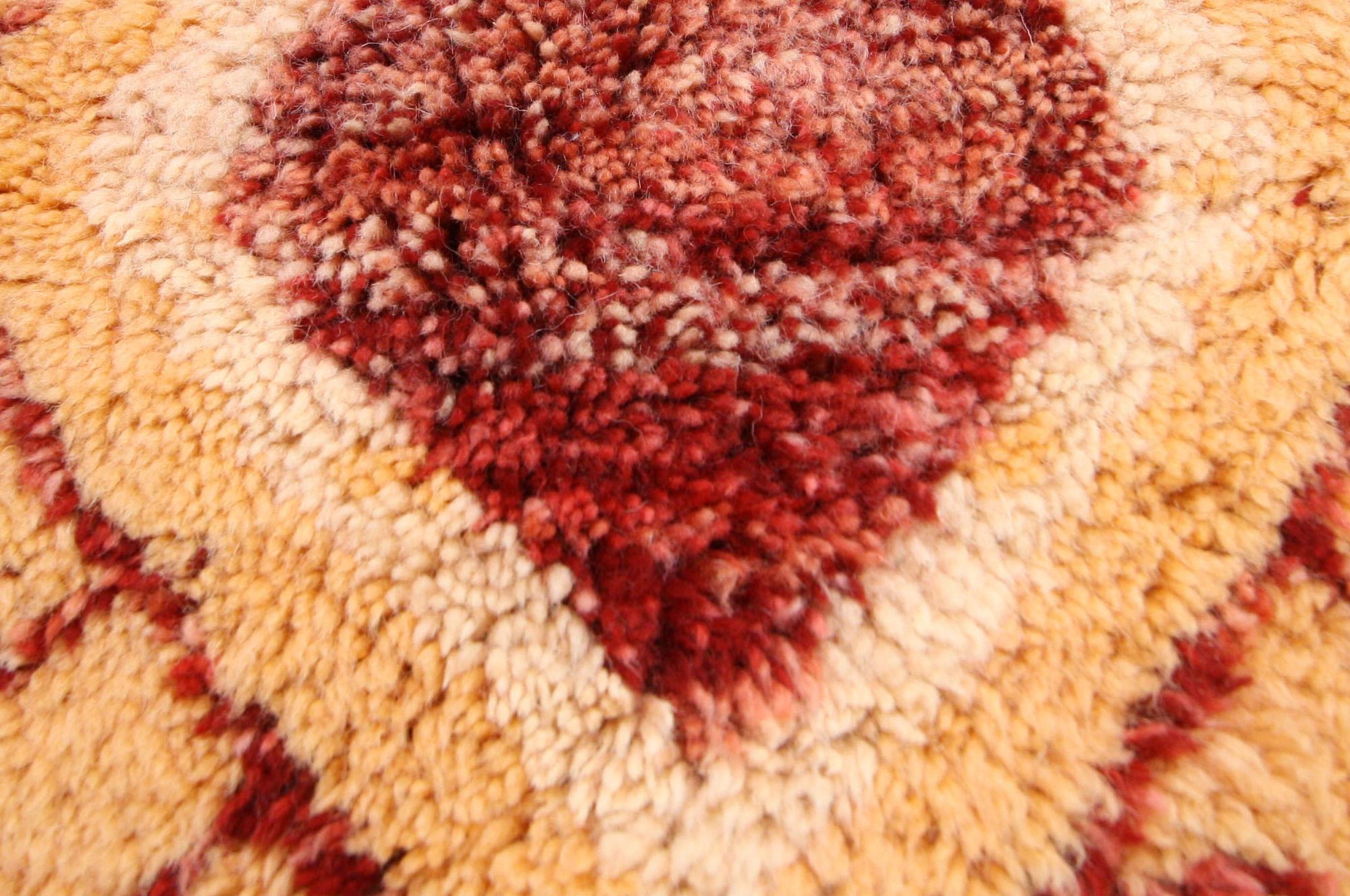 Vintage Rot Beni Mrirt Marokkanischer Teppich (20. Jahrhundert) im Angebot