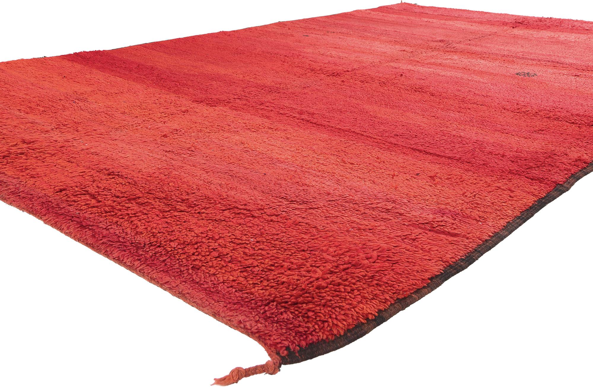 21017 Tapis marocain Beni Mrirt rouge vintage, 06'11 x 10'08. Ce tapis marocain vintage Beni Mrirt en laine nouée à la main est un chef-d'œuvre de la région de Mrirt dans les montagnes du Moyen Atlas, méticuleusement fabriqué par la tribu Beni Mrirt