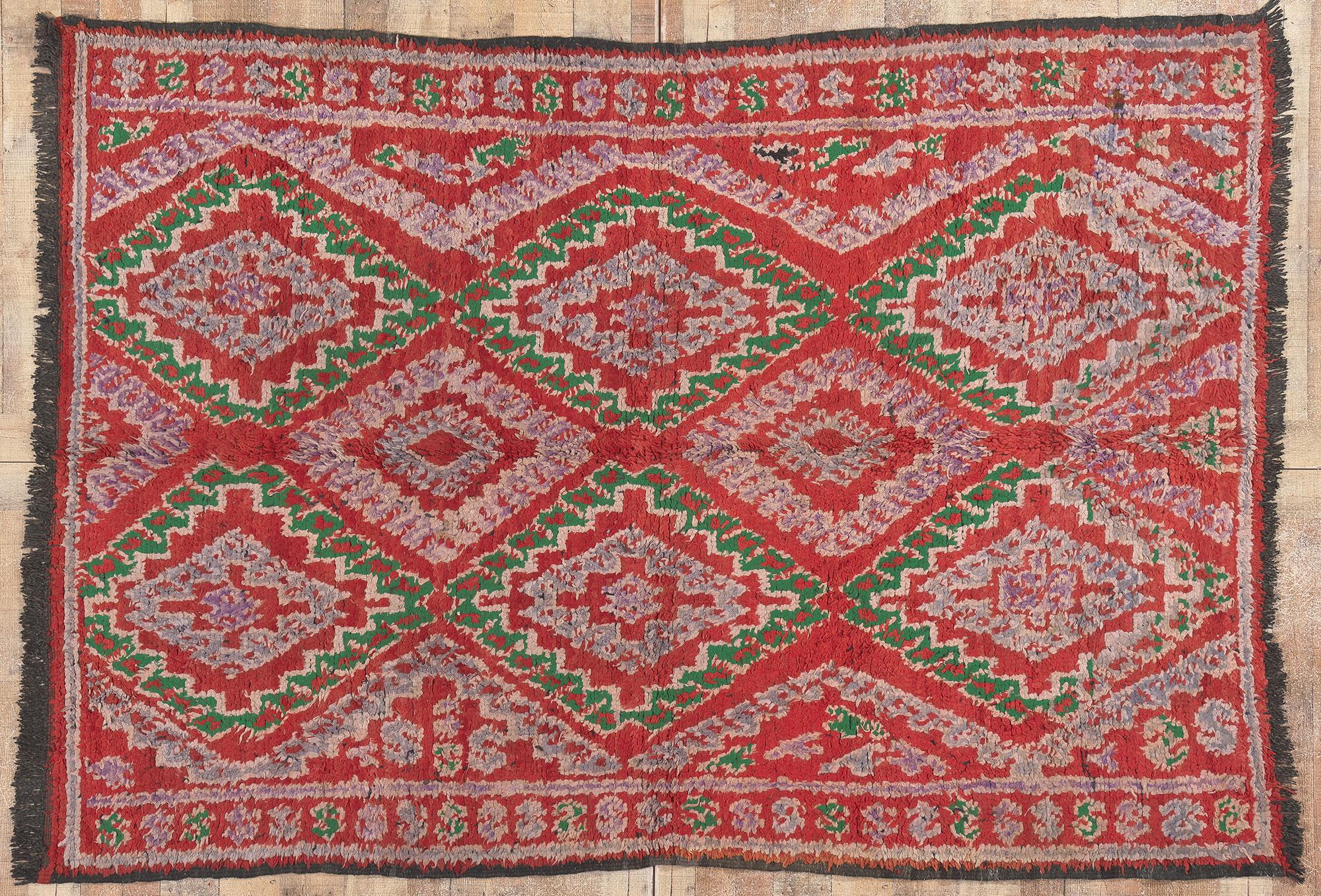 Tapis marocain vintage rouge Talsint, le style maximaliste rencontre le charme nomade en vente 1
