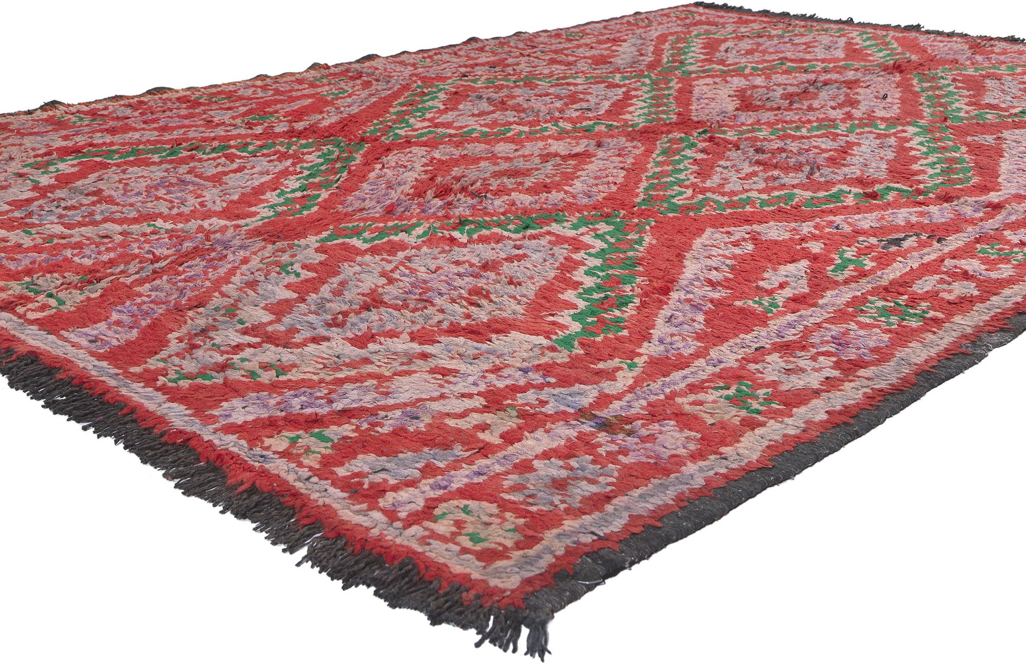 20208 Tapis marocain Vintage Red Talsint, 05'10 X 08'04. Ce tapis marocain vintage Talsint en laine nouée à la main n'est pas un simple revêtement de sol, c'est une symphonie de symboles et de significations tissés en un chef-d'œuvre captivant.