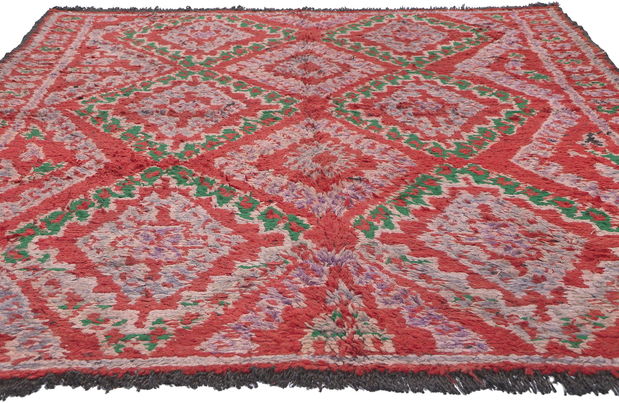 Mid-Century Modern Tapis marocain vintage rouge Talsint, le style maximaliste rencontre le charme nomade en vente