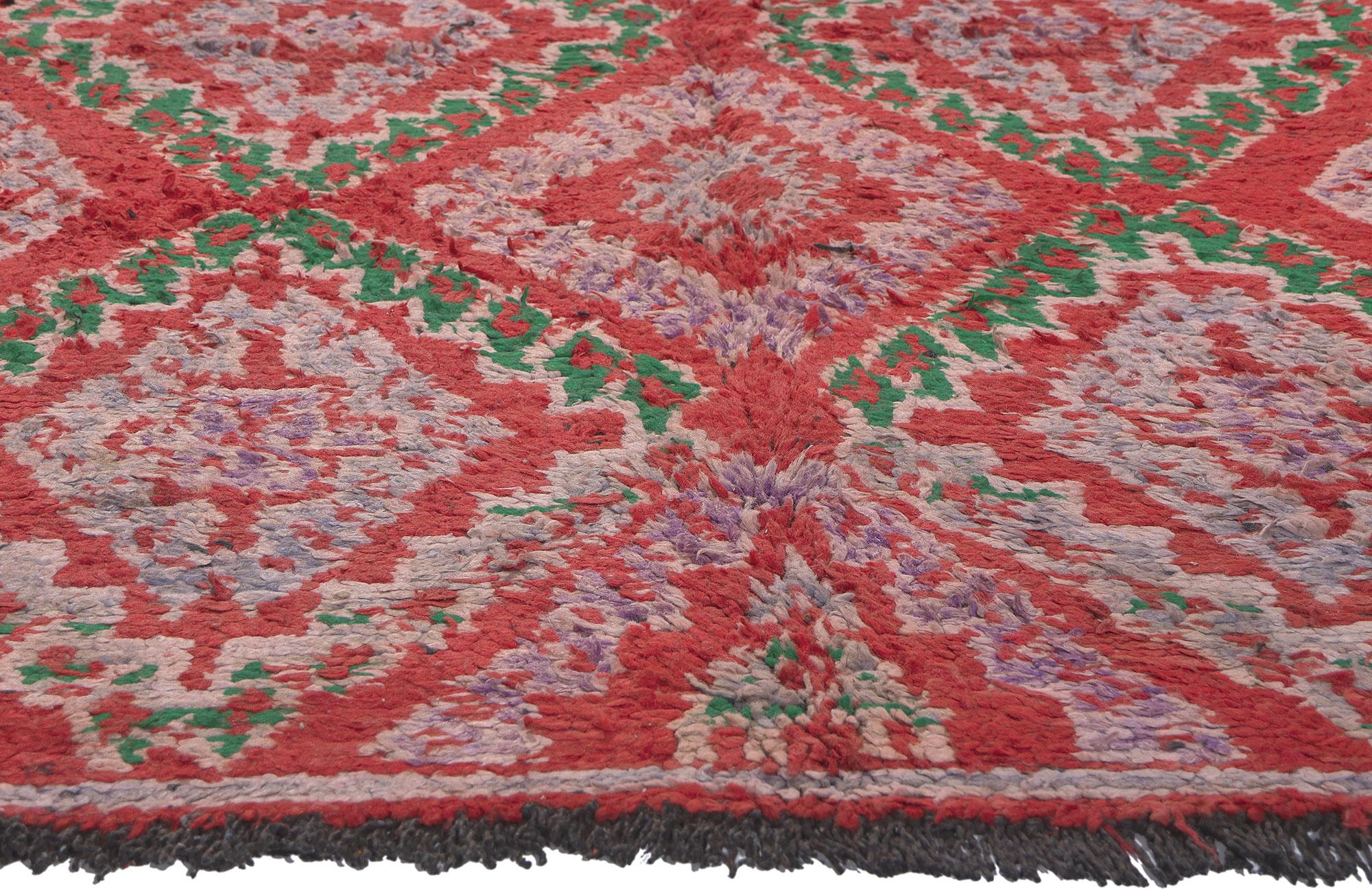 Marokkanischer roter Talsint-Teppich im Vintage-Stil, Maximalismus-Stil trifft Nomaden-Charm (Handgeknüpft) im Angebot