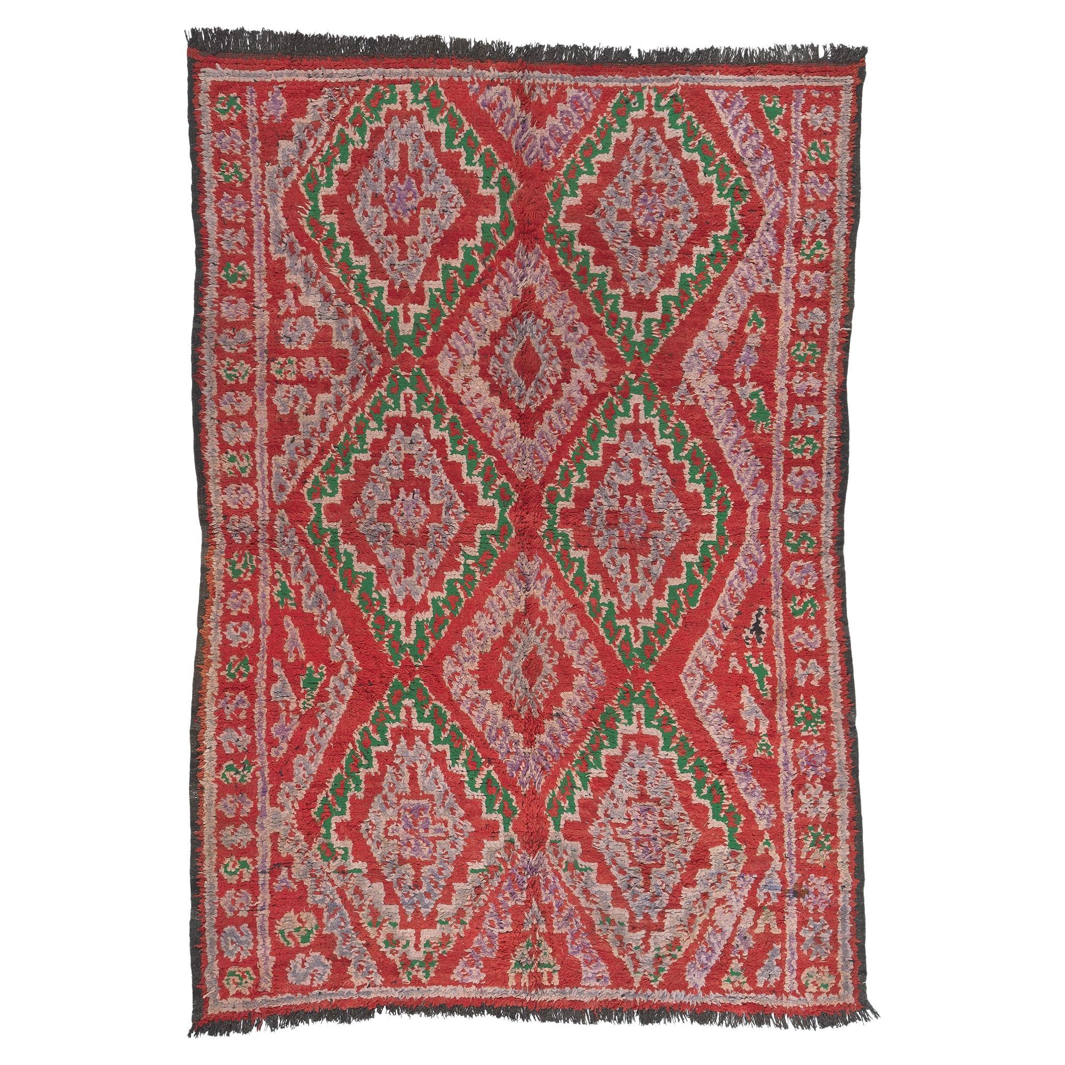 Tapis marocain vintage rouge Talsint, le style maximaliste rencontre le charme nomade en vente