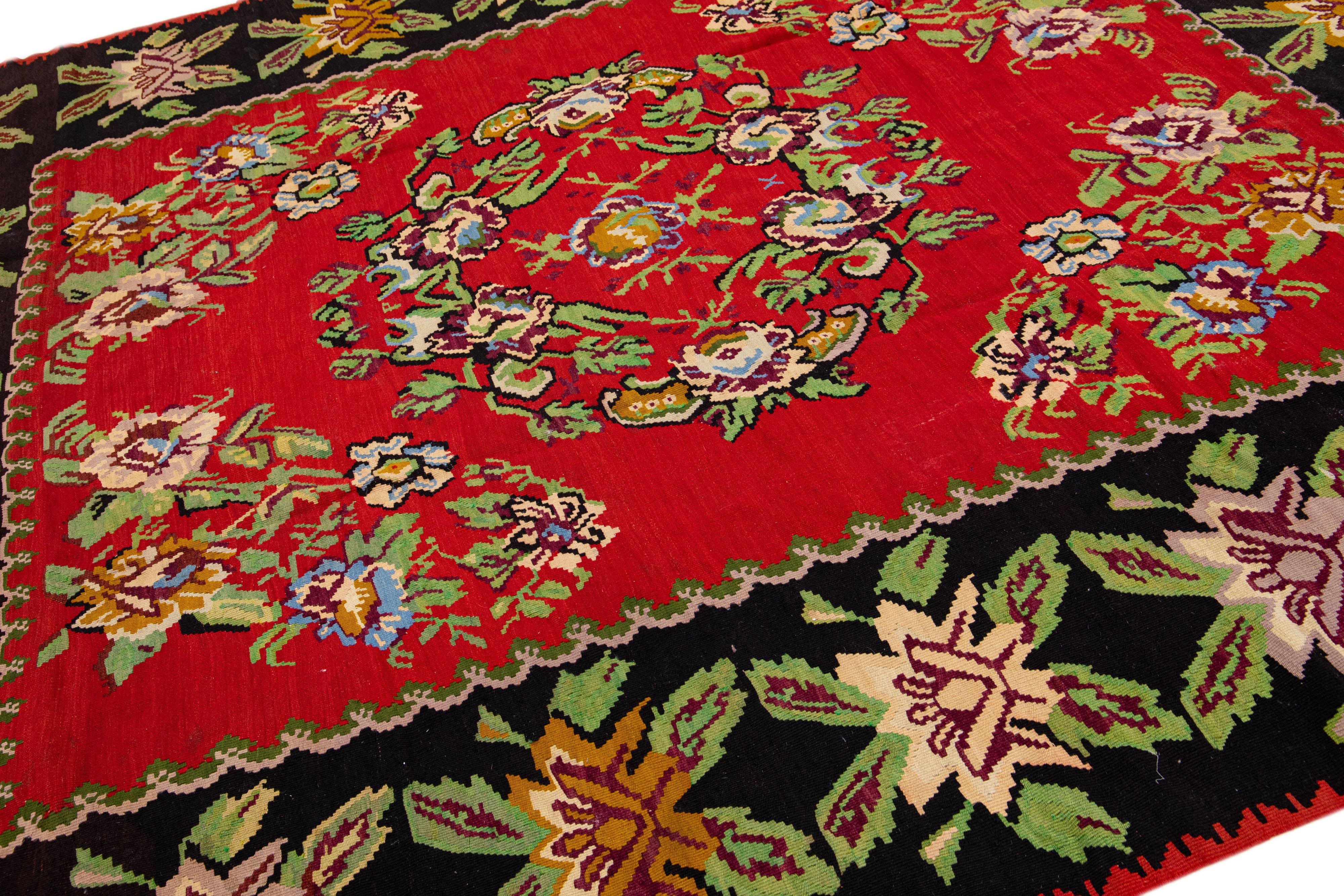 Turc Tapis Kilim rouge vintage en laine de style bessarabique avec motif floral sur toute sa surface en vente