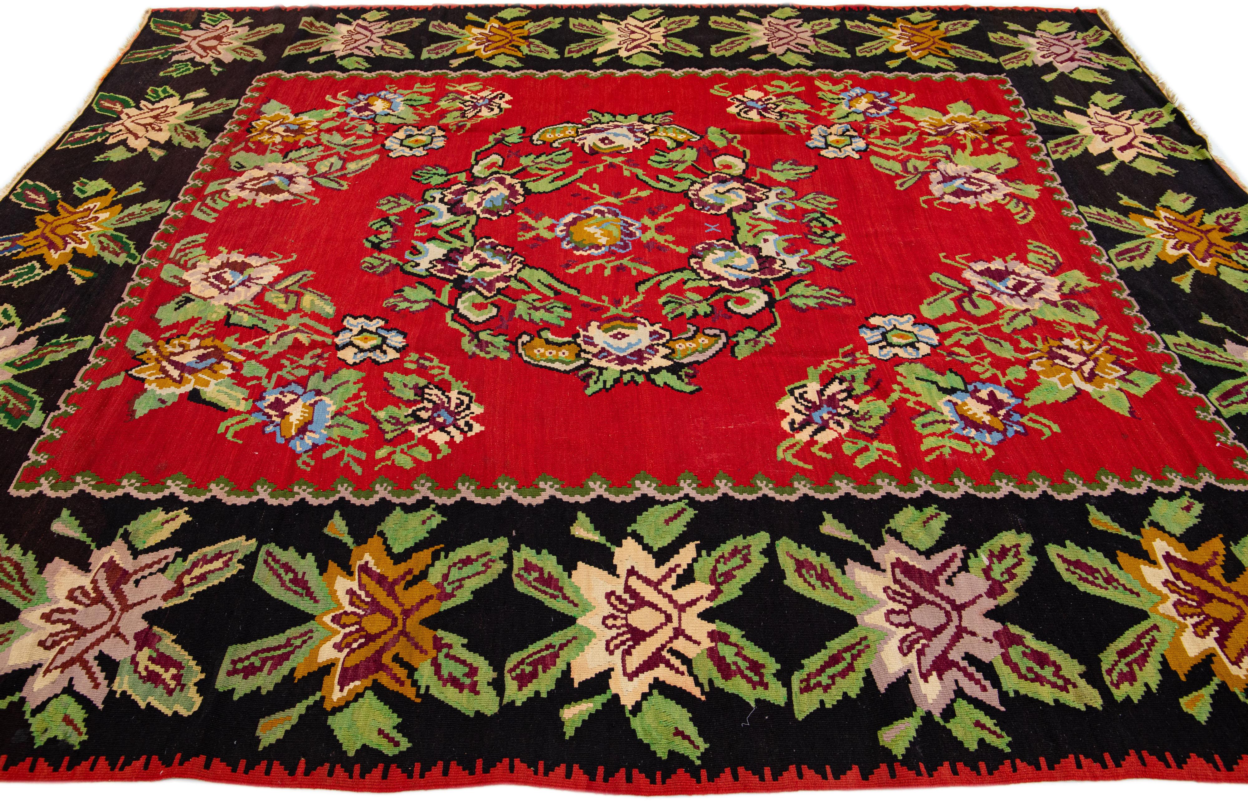 Noué à la main Tapis Kilim rouge vintage en laine de style bessarabique avec motif floral sur toute sa surface en vente