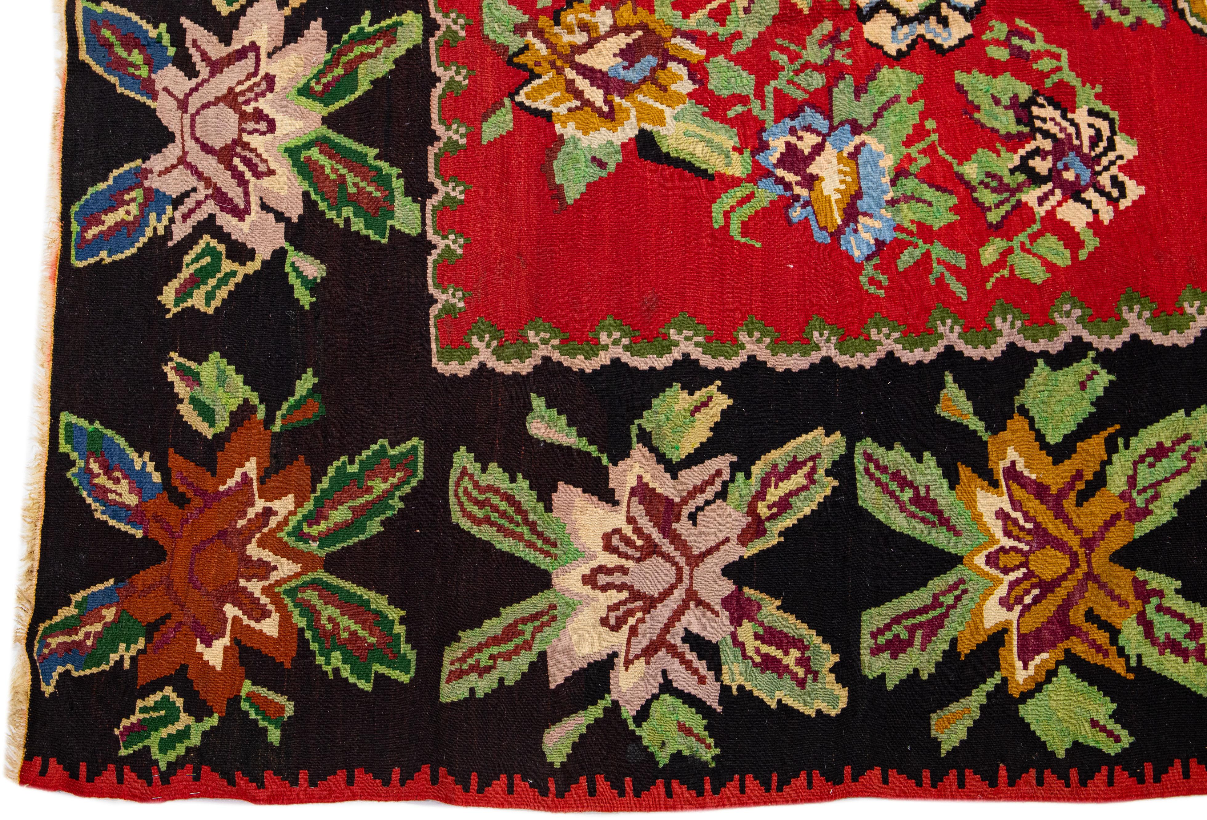 Tapis Kilim rouge vintage en laine de style bessarabique avec motif floral sur toute sa surface Excellent état - En vente à Norwalk, CT