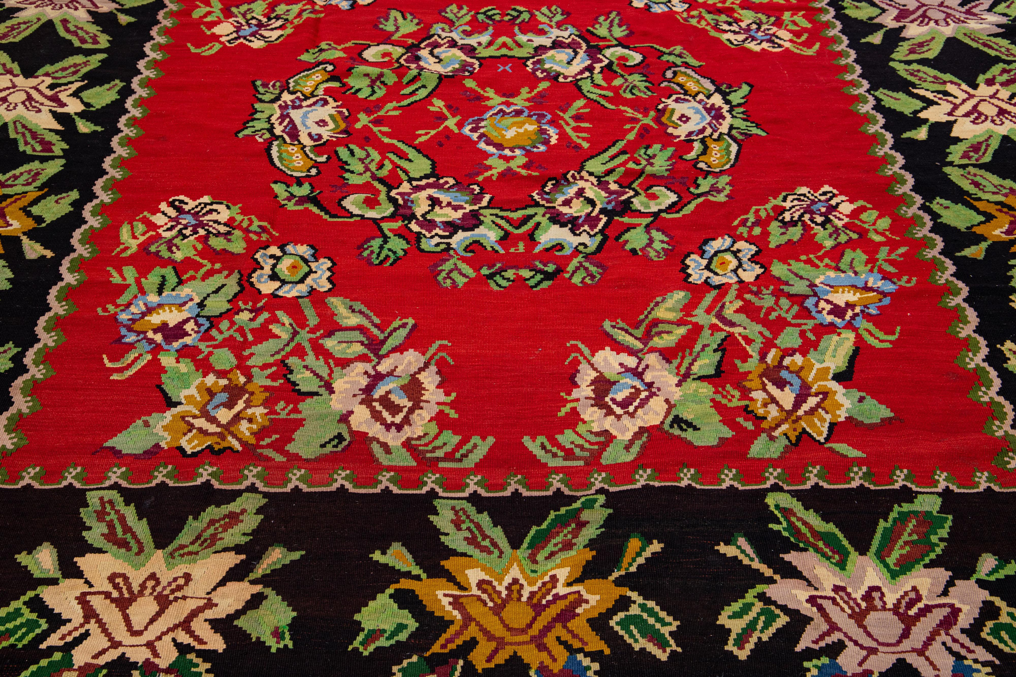 20ième siècle Tapis Kilim rouge vintage en laine de style bessarabique avec motif floral sur toute sa surface en vente