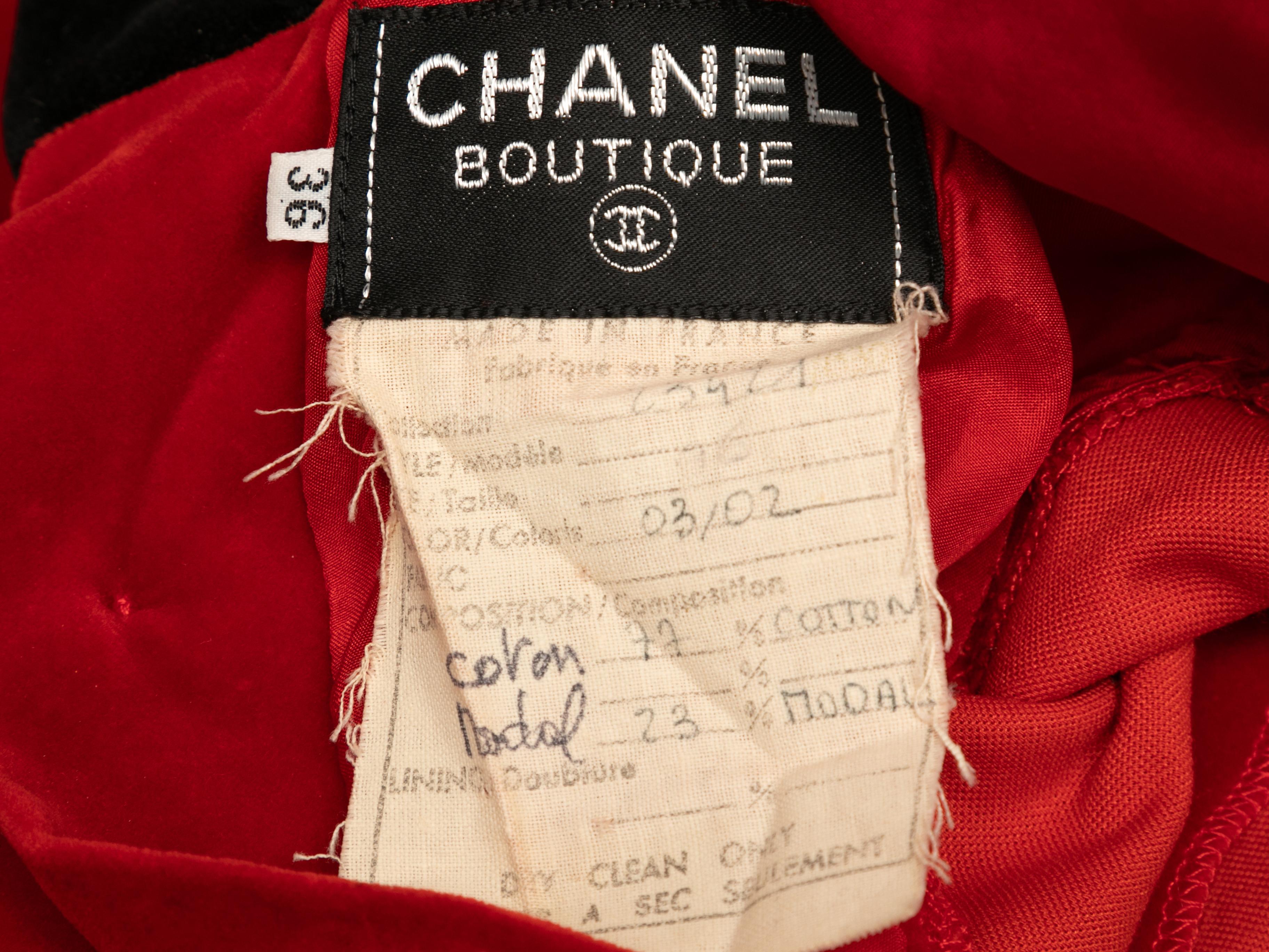 Rot-schwarzes Minikleid aus Samt von Chanel Boutique. Ca. 1990er Jahre. Mokka-Ausschnitt. Lange Ärmel. Knopfverschlüsse am Rücken. 34