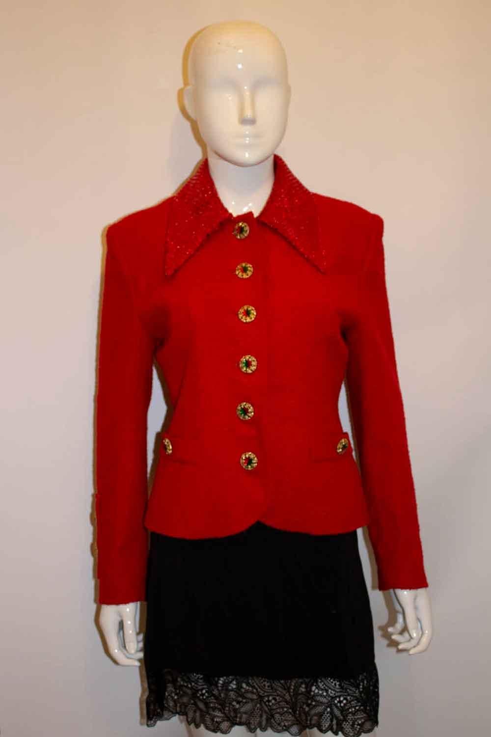Eine wunderbare Jacke für die festliche Jahreszeit. Die rote Jacke  hat einen mit Pailletten besetzten Dolchkragen,  und atemberaubende Knöpfe in Rot und Grün.  Maße Oberweite bis zu 36'', Länge 21''