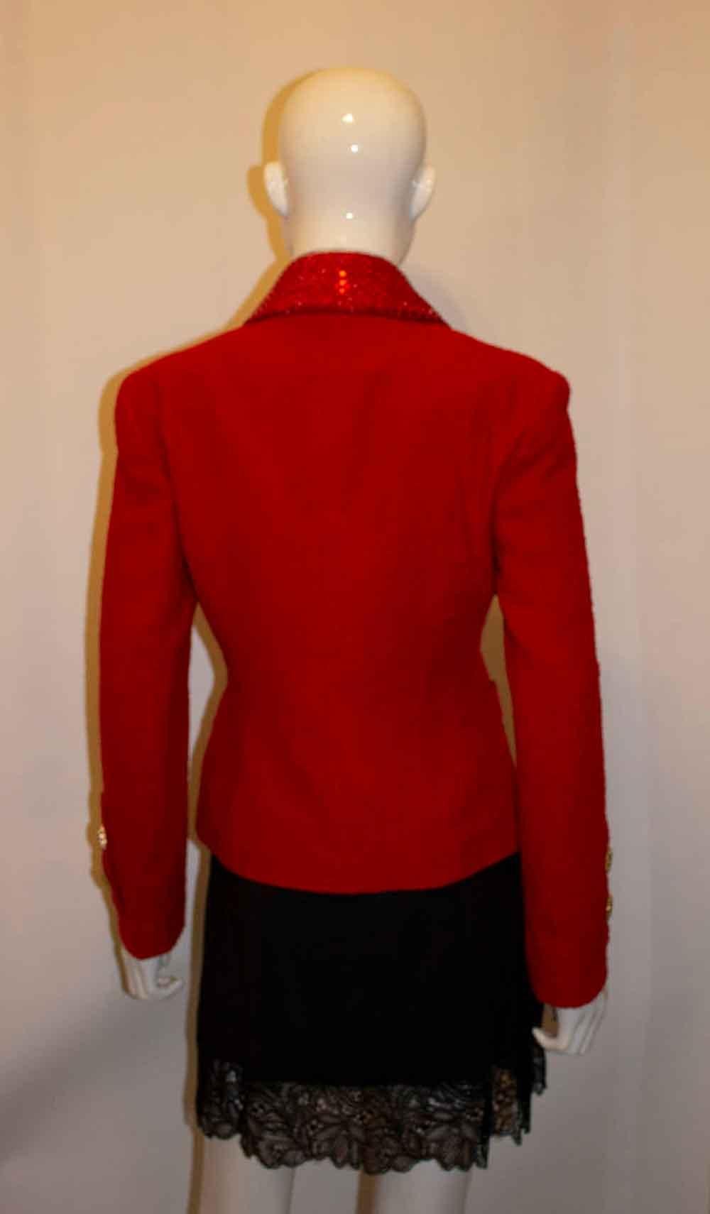 Rote Boucle-Jacke mit Paillettenkragen im Angebot 3