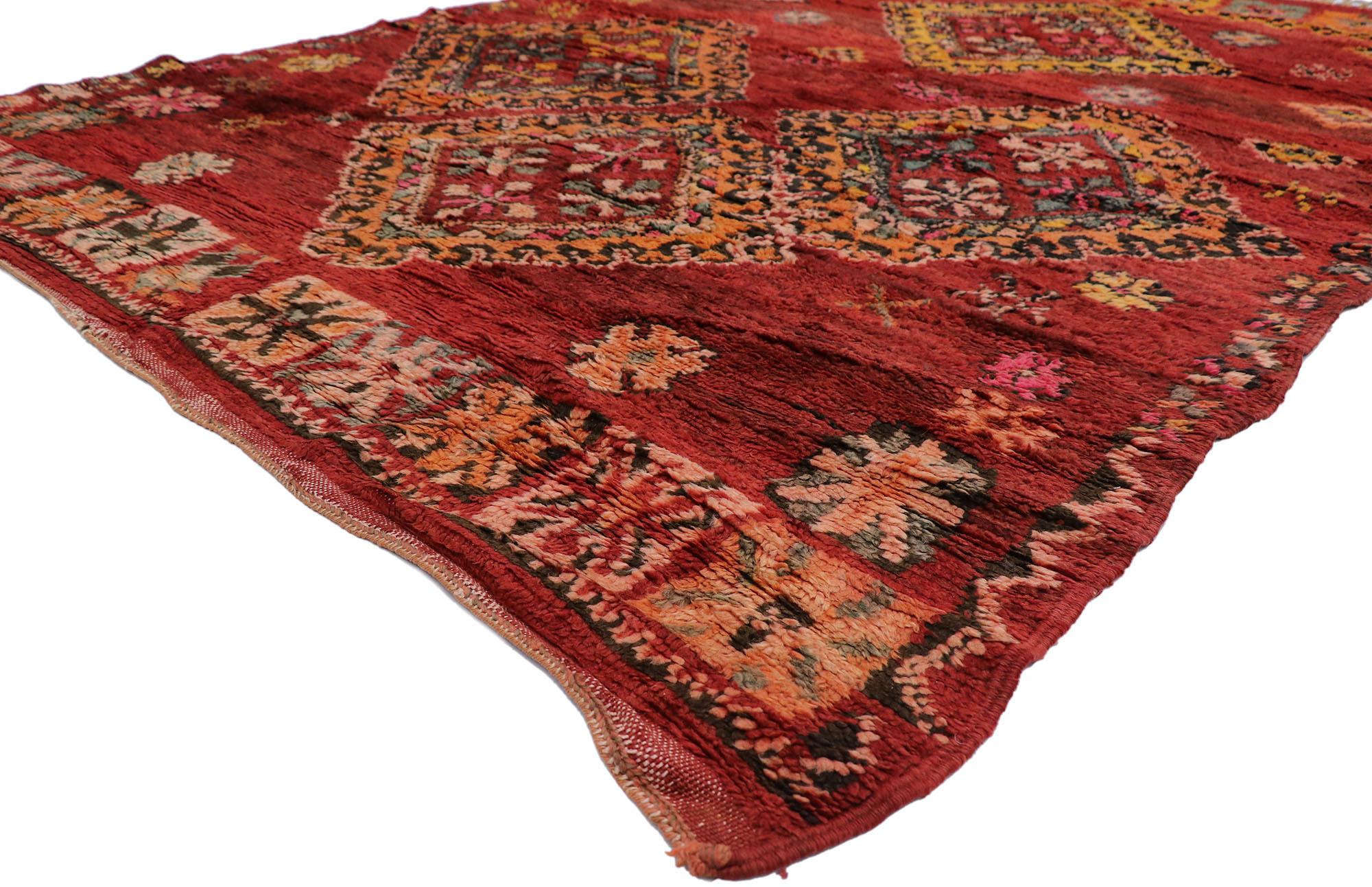 21529 Vintage Rot Boujad Marokkanischer Teppich, 06'03 x 09'06.
Boho-Jungalow trifft auf nomadischen Charme in diesem handgeknüpften roten marokkanischen Wollteppich im Vintage-Stil. Die essentielle Symbolik und die kräftigen Erdtöne, die in dieses