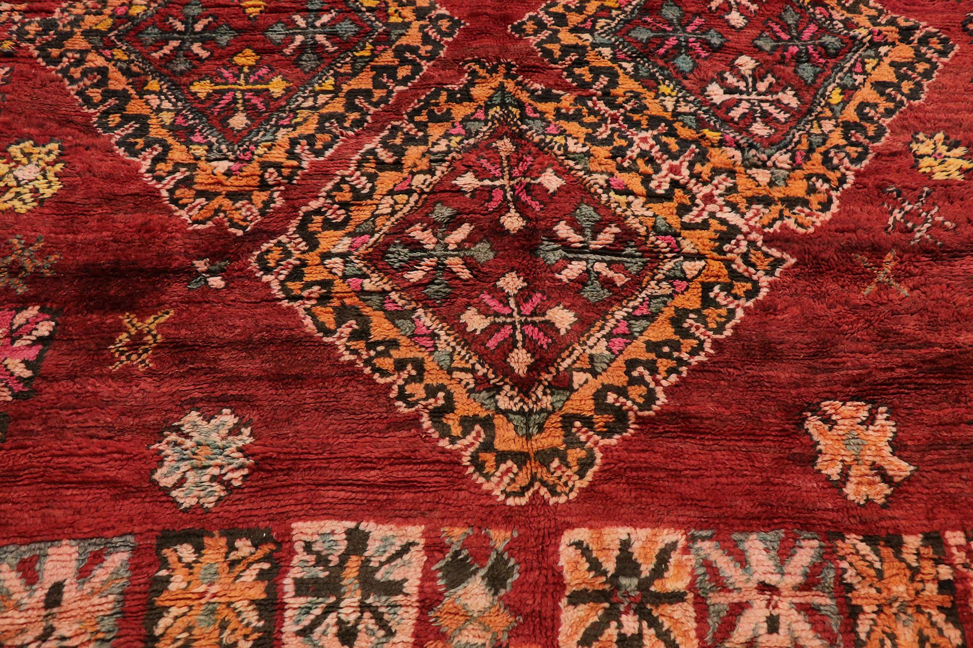 Marokkanischer roter Boujad-Teppich im Vintage-Stil, Boho Jungalow Meets Nomadic Charm, rot (Handgeknüpft) im Angebot