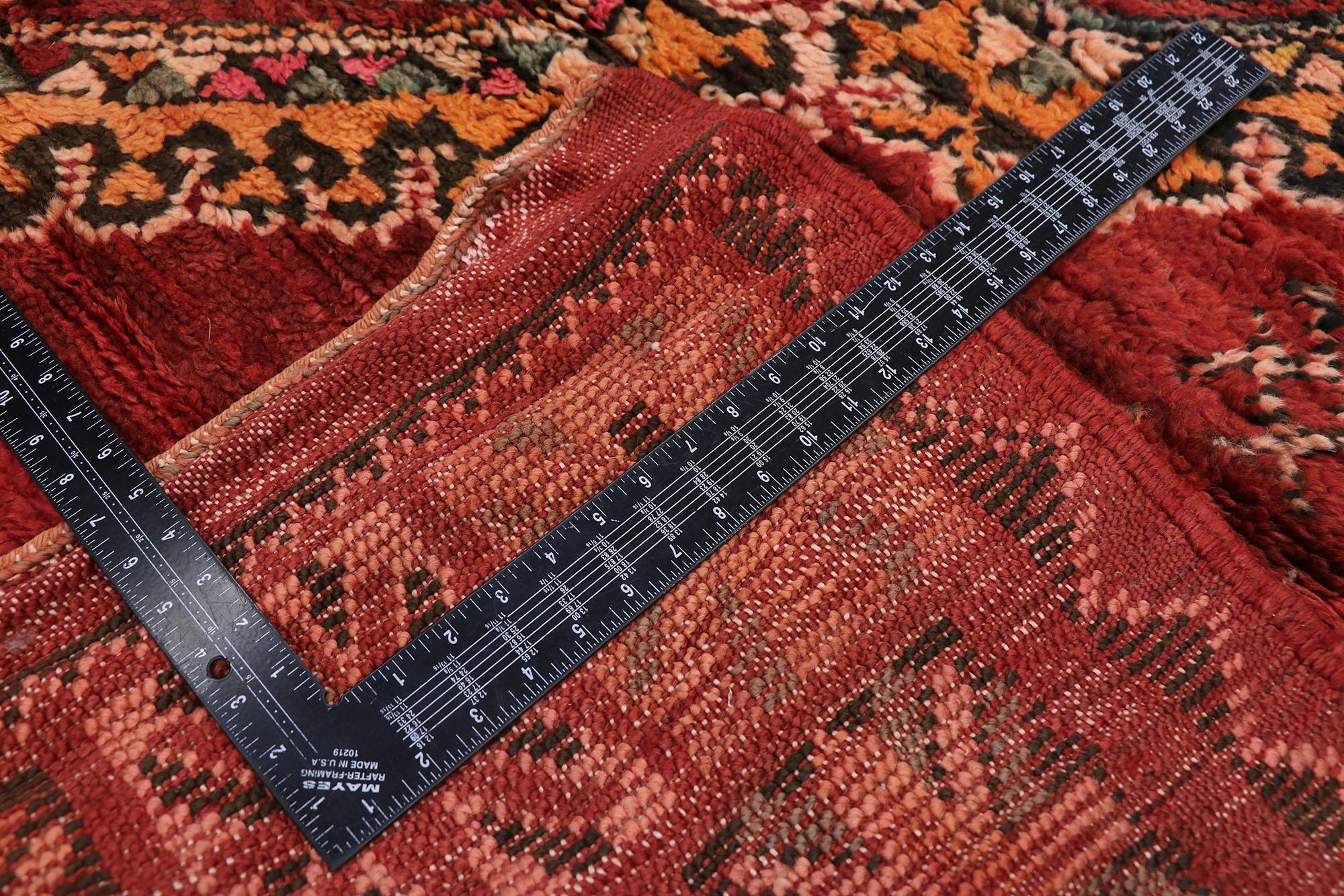 Marokkanischer roter Boujad-Teppich im Vintage-Stil, Boho Jungalow Meets Nomadic Charm, rot im Zustand „Gut“ im Angebot in Dallas, TX