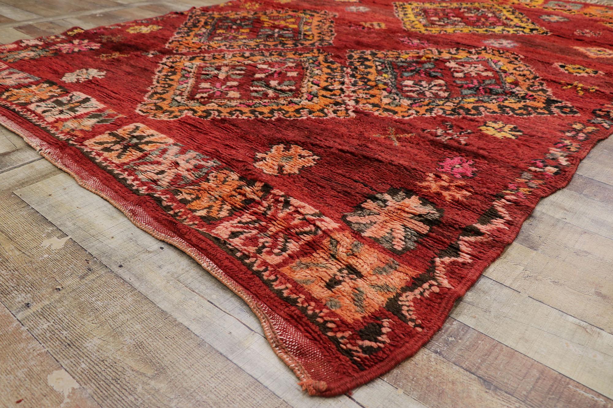 Marokkanischer roter Boujad-Teppich im Vintage-Stil, Boho Jungalow Meets Nomadic Charm, rot (20. Jahrhundert) im Angebot