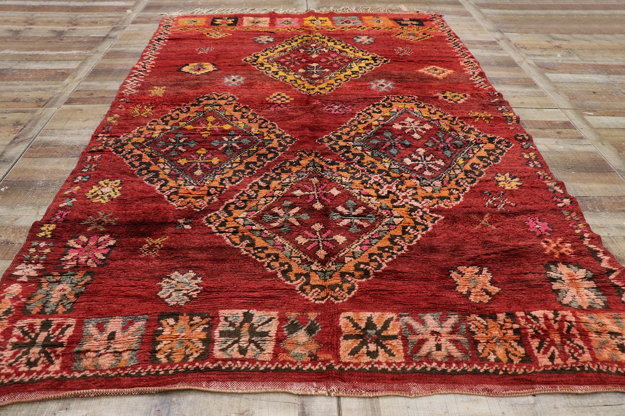 Marokkanischer roter Boujad-Teppich im Vintage-Stil, Boho Jungalow Meets Nomadic Charm, rot (Wolle) im Angebot