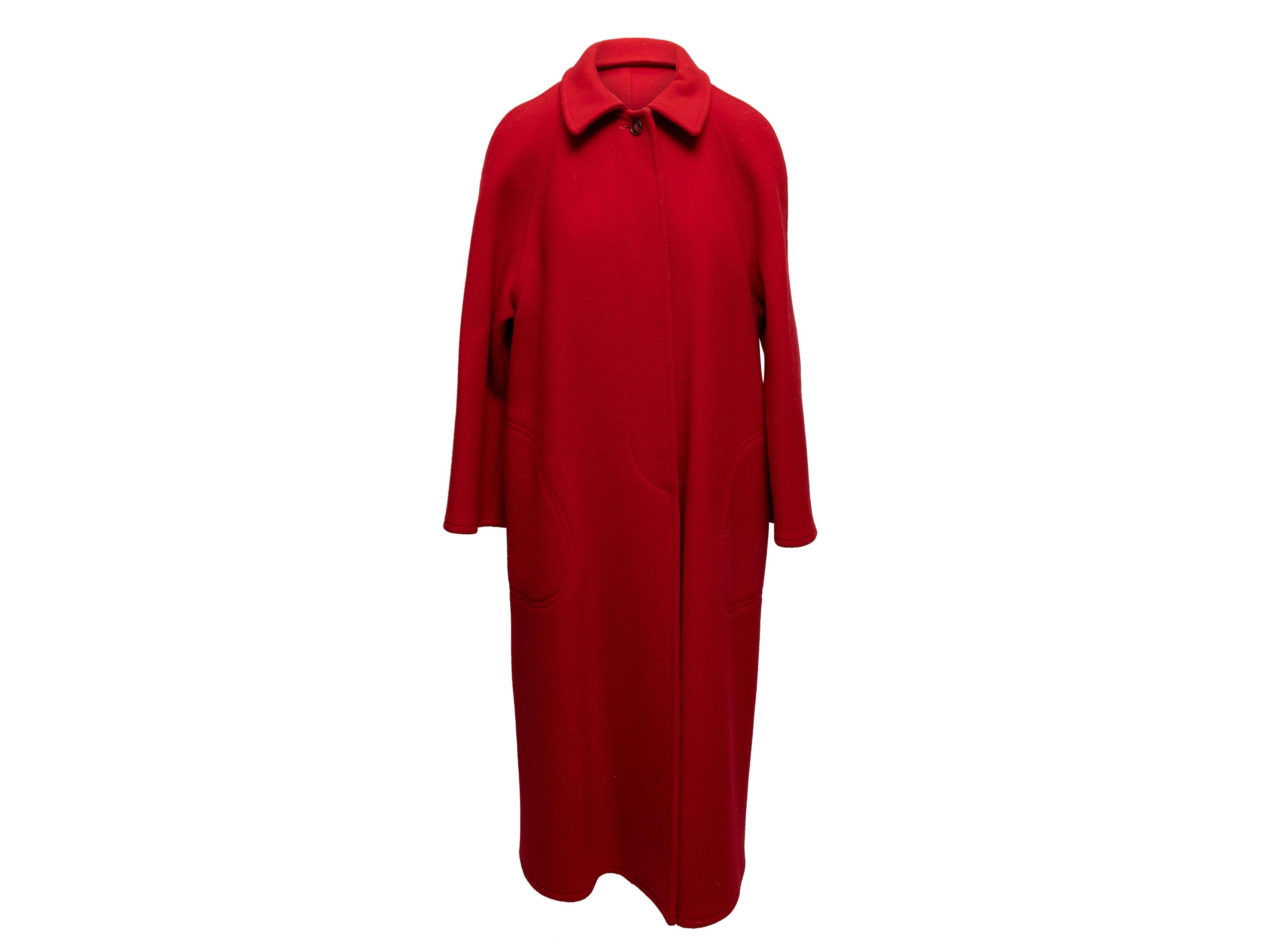 Cappotto rosso vintage con doppia fodera di Calvin Klein. Collo a punta. Doppie tasche sui fianchi. Chiusura frontale con bottoni nascosti. Busto 43