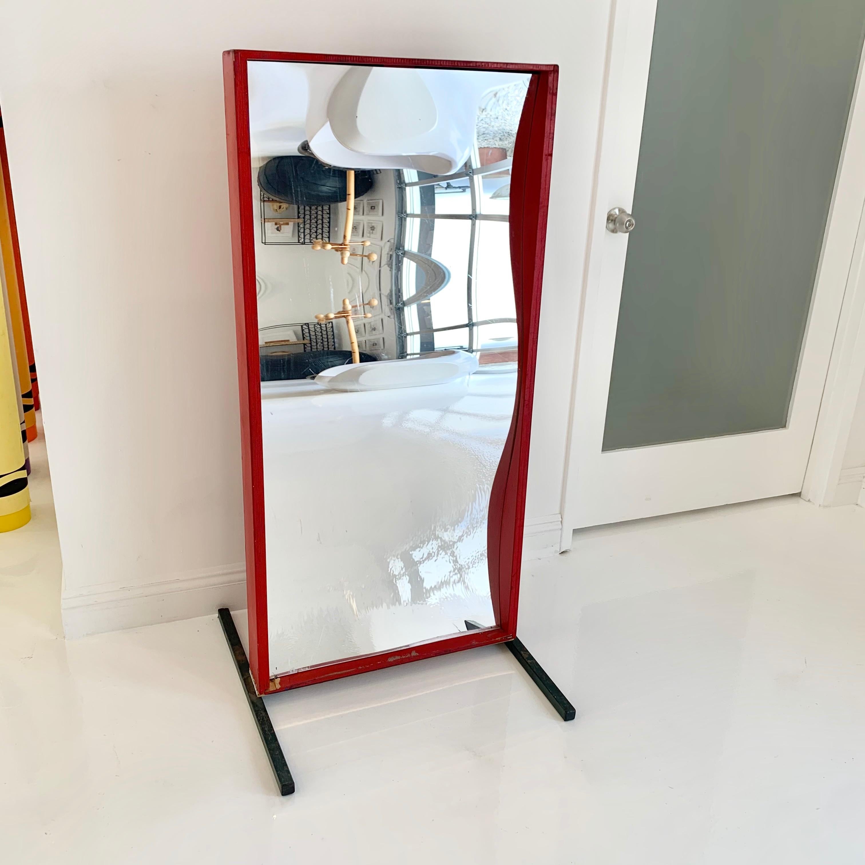 Vintage wood carnival fun house mirror. Painted red and mounted on a sturdy metal base. Curvy acrylic mirror in good vintage condition with some scratches and wear as shown. Fun piece of memorabilia.

Actual wood mirror measures - 4