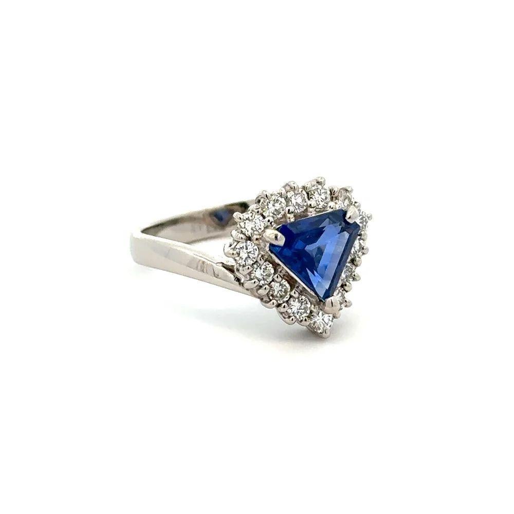 Anello da cocktail in platino con zaffiro trilione e diamante da 1,50 carati Vintage Red Carpet Semplicemente bellissimo! Anello in platino con zaffiro blu trilione e diamante rotondo taglio Brilliante di Oscar Worthy. Al centro uno zaffiro trilione