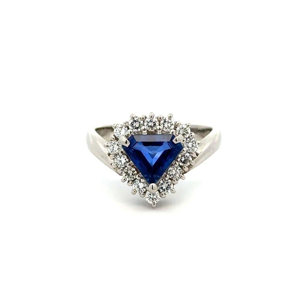 Taglio trillion Anello da cocktail vintage Red Carpet 1,50 carati con zaffiro trilione e diamante in platino in vendita