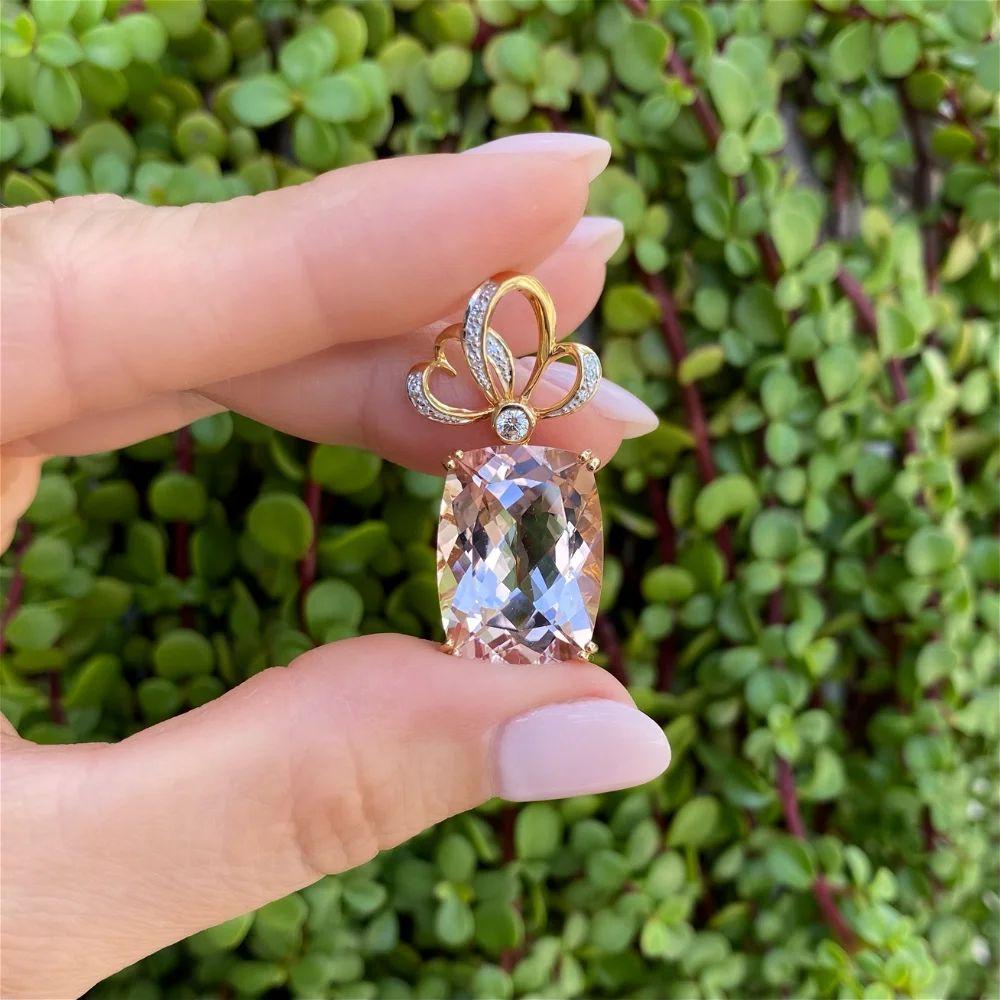 Taglio misto Ciondolo d'epoca Red Carpet in oro con Morganite e diamanti da 18.17 carati in vendita