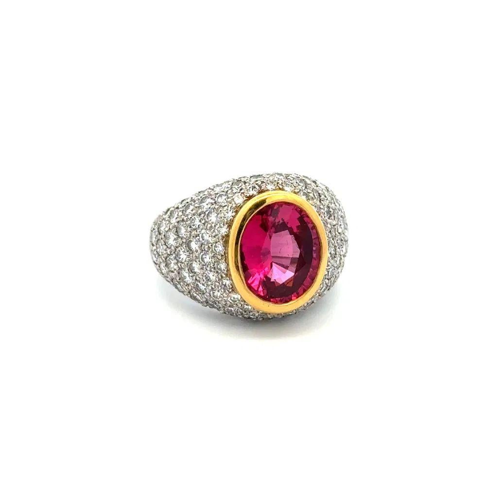 Semplicemente bello! Anello da cocktail degno di Oscar con spinello rosa e diamante. Al centro uno Spinello Rosa Bubble Gum ovale da 2,13 Carati incastonato a mano. Circondato da diamanti rotondi taglio Brilliante incastonati a mano, per un peso di
