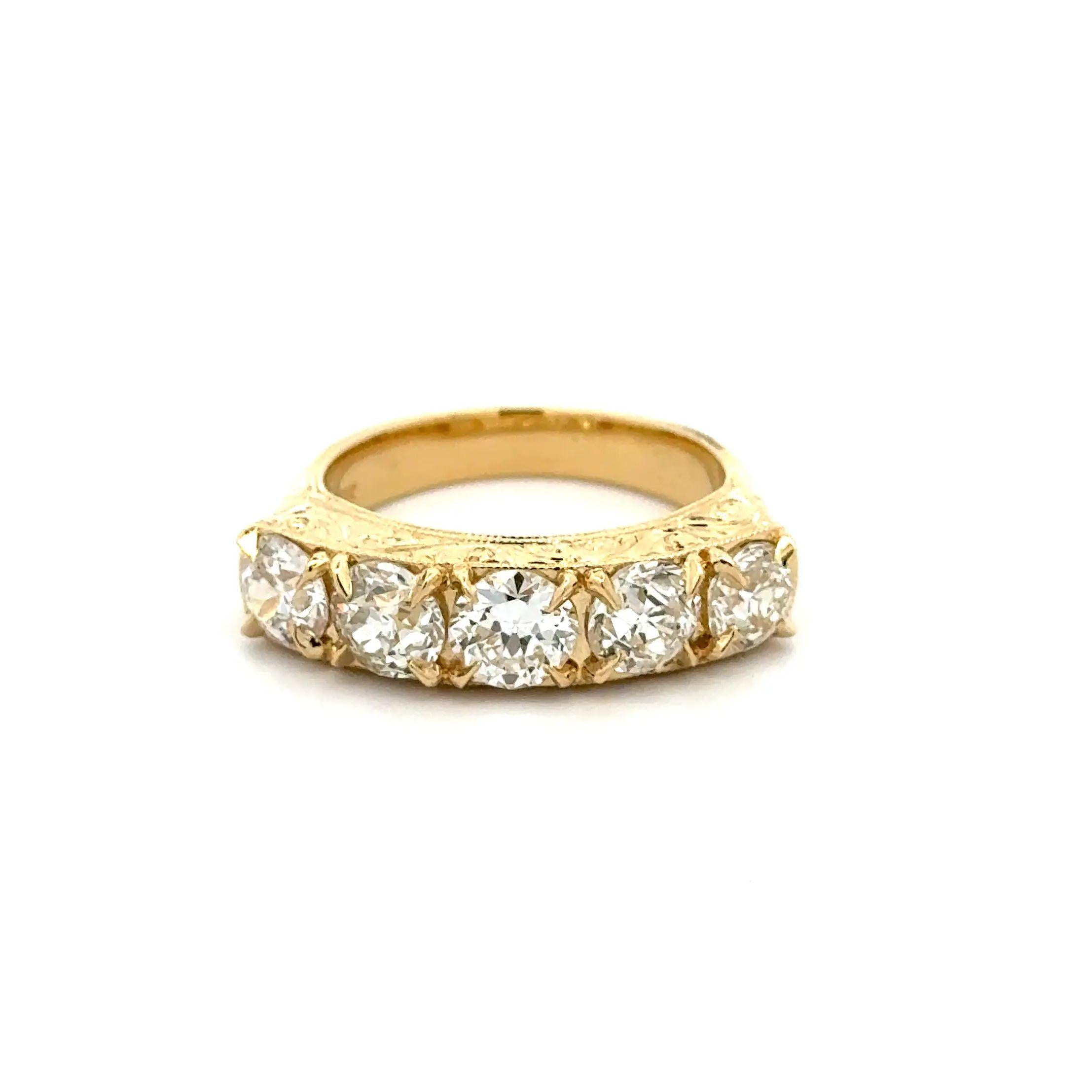 En vente :  Vintage Red Carpet 5 Stone Diamond Gold Engraved Band Statement Ring (Bague de déclaration) 4