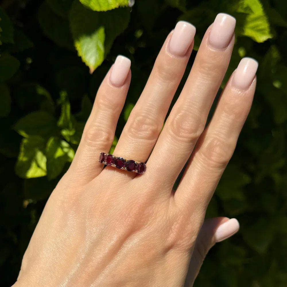 Modernist Vintage Red Carpet 5 Stone Ruby Engraved Gold Band Ring For Sale
