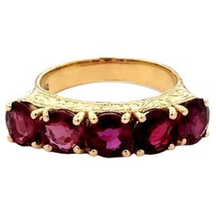 Vintage Red Carpet 5 Stone Ruby Engraved Gold Band Ring (Bague en or gravée d'un rubis)