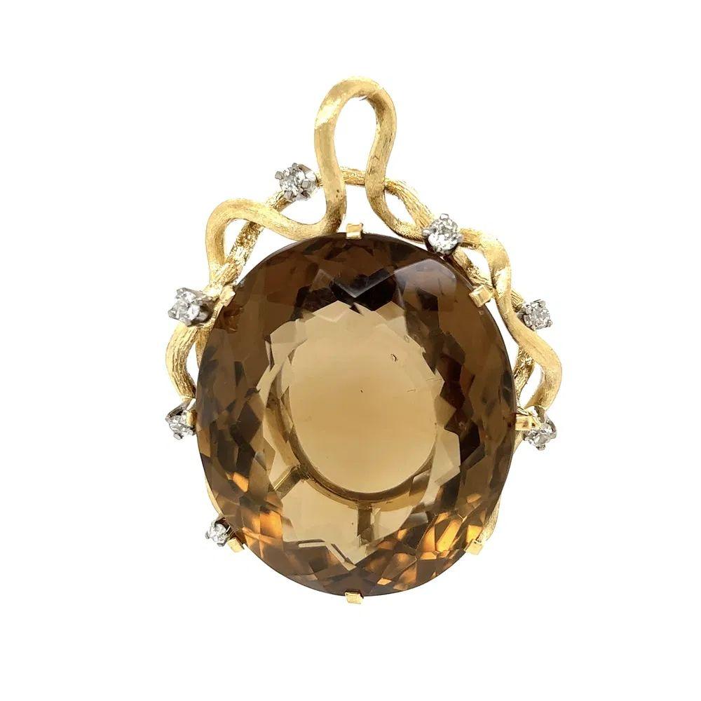 Tout simplement magnifique ! Pendentif en or finement détaillé en quartz fumé et diamants. Un quartz fumé ovale solidement serti à la main, pesant environ 75 carats. Rehaussé de diamants, environ 0.56tcw. Monture en or jaune 18K travaillée à la main