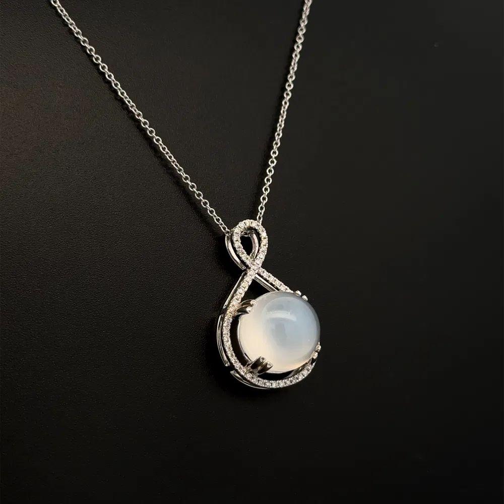 Semplicemente bello! Collana con ciondolo in oro con pietra lunare rotonda e diamanti, finemente dettagliata. La pietra di luna bianca rotonda, incastonata a mano, pesa circa 8,08 carati. Circondato da diamanti, circa 0.27tcw. Montatura in oro