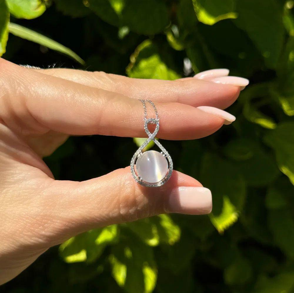 Modernista Vintage Red Carpet - Collana con ciondolo in oro e diamanti con pietra di luna da 8,08 carati in vendita