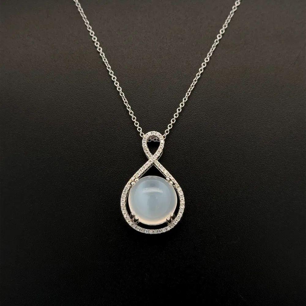 Taglio misto Vintage Red Carpet - Collana con ciondolo in oro e diamanti con pietra di luna da 8,08 carati in vendita