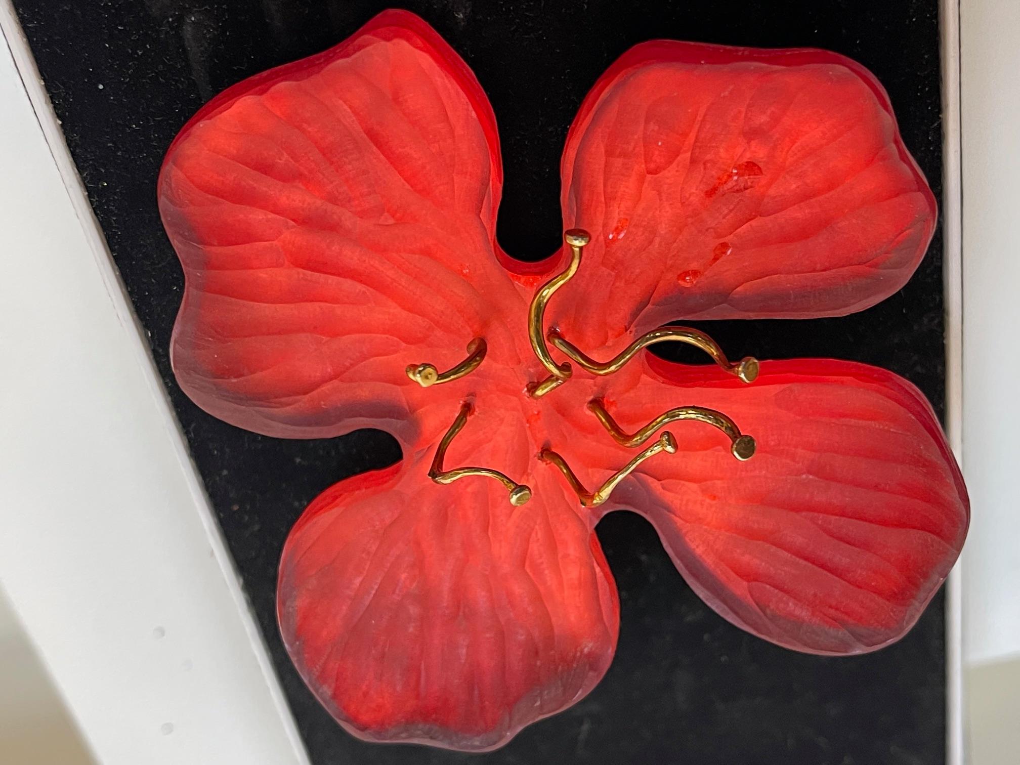 Tout simplement magnifique ! Oscar Vintage Hand-crafted Alexis Bittar Designer Signed Large Red Orange Flower Centering Gold plated Stamen. Marqué au dos : FAIT À LA MAIN PAR ALEXIS BITTAR. L'épingle mesure environ 3,25