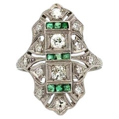 Vintage Red Carpet Art Deco Diamond and Emerald Platinum Navette Ring (Bague Navette en platine avec diamants et émeraudes)
