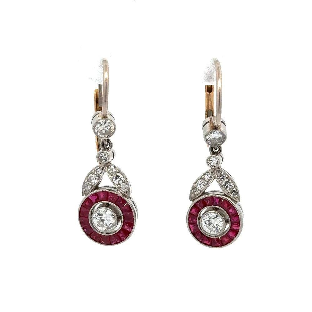 Taille mixte Boucle d'oreille pendante vintage en platine avec diamants et rubis rouges en vente