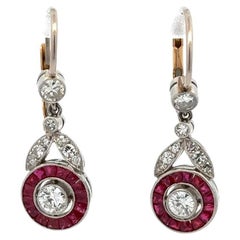 Boucle d'oreille pendante vintage en platine avec diamants et rubis rouges