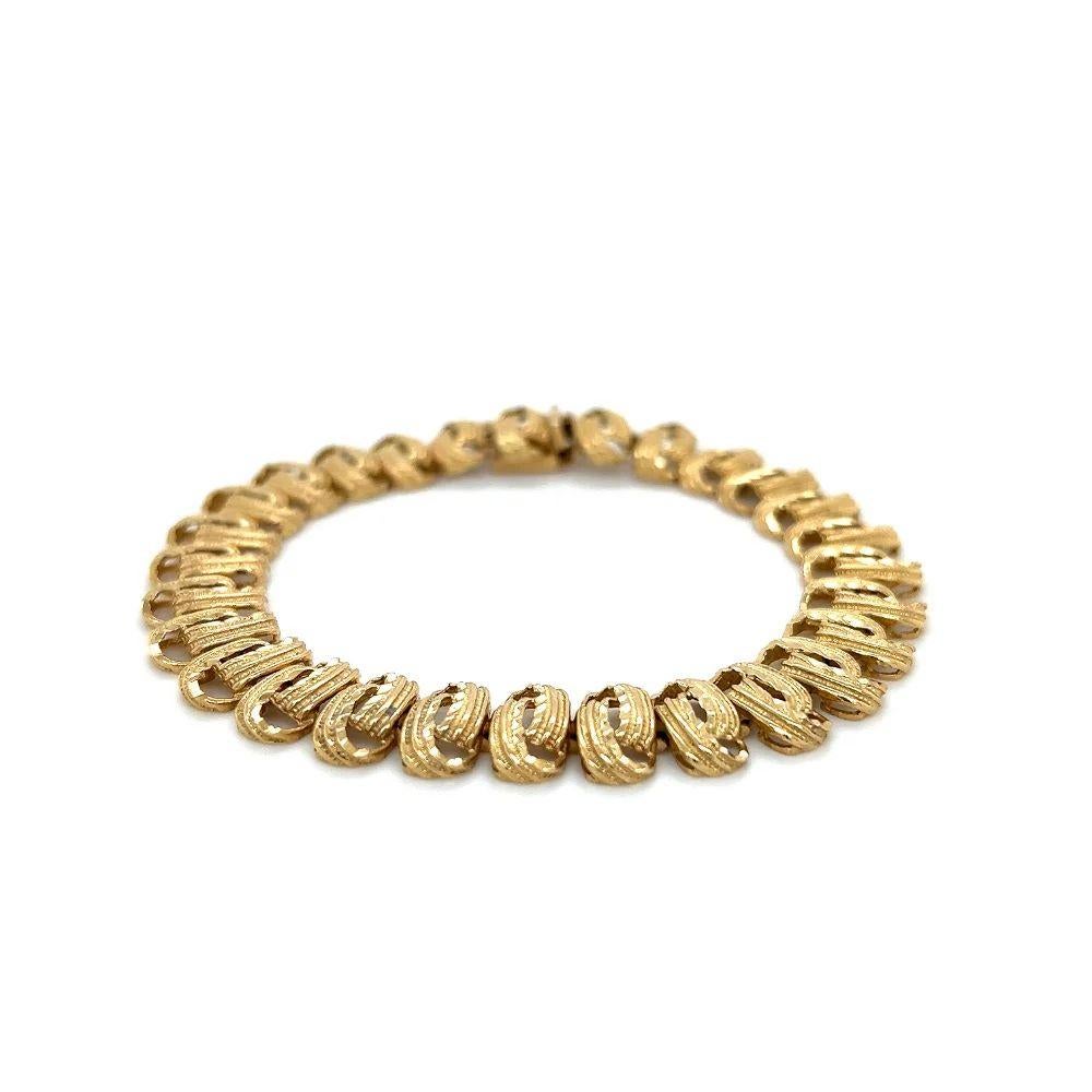  Vintage Red Carpet Double Loop Weave Gold Link Statement Bracelet In Excellent Condition For Sale In Montreal, QC
