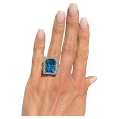 Vintage Red Carpet Emerald Cut Blue Topaz and Diamond Gold Statement Ring (Bague en or avec topaze bleue taillée en émeraude et diamant)