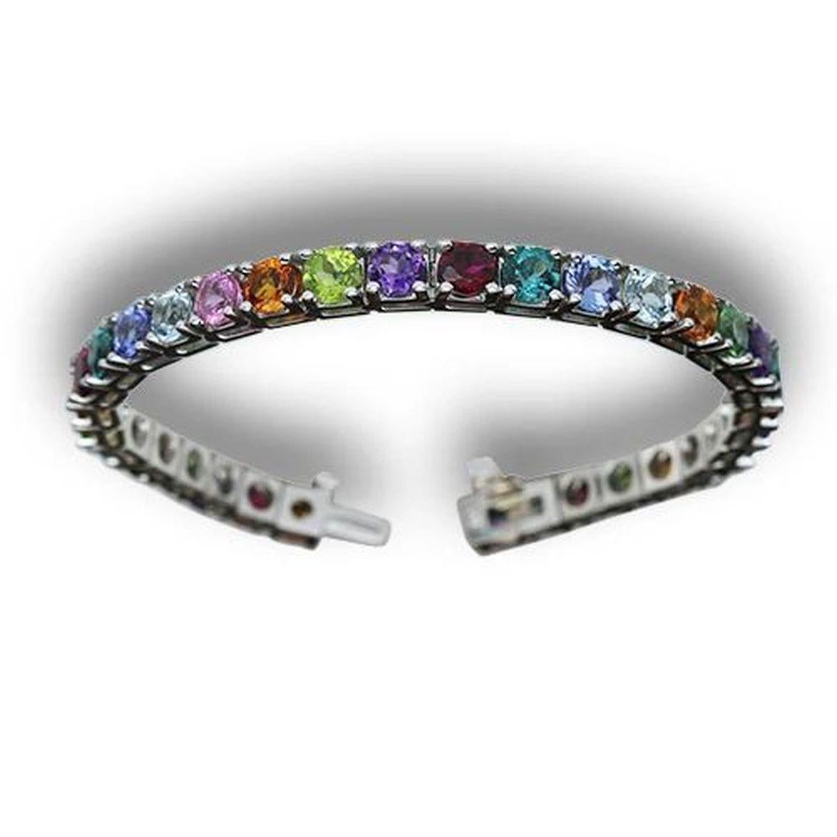 Sencillamente hermoso Elegante y finamente detallada Pulsera de Oro Multi Gema Vintage Oscar Worthy. Engastada a mano con 33 gemas redondas de alta calidad. Con tanzanita, rubelita, aguamarina, turmalina rosa, turmalina verde y zafiro rosa. Con un