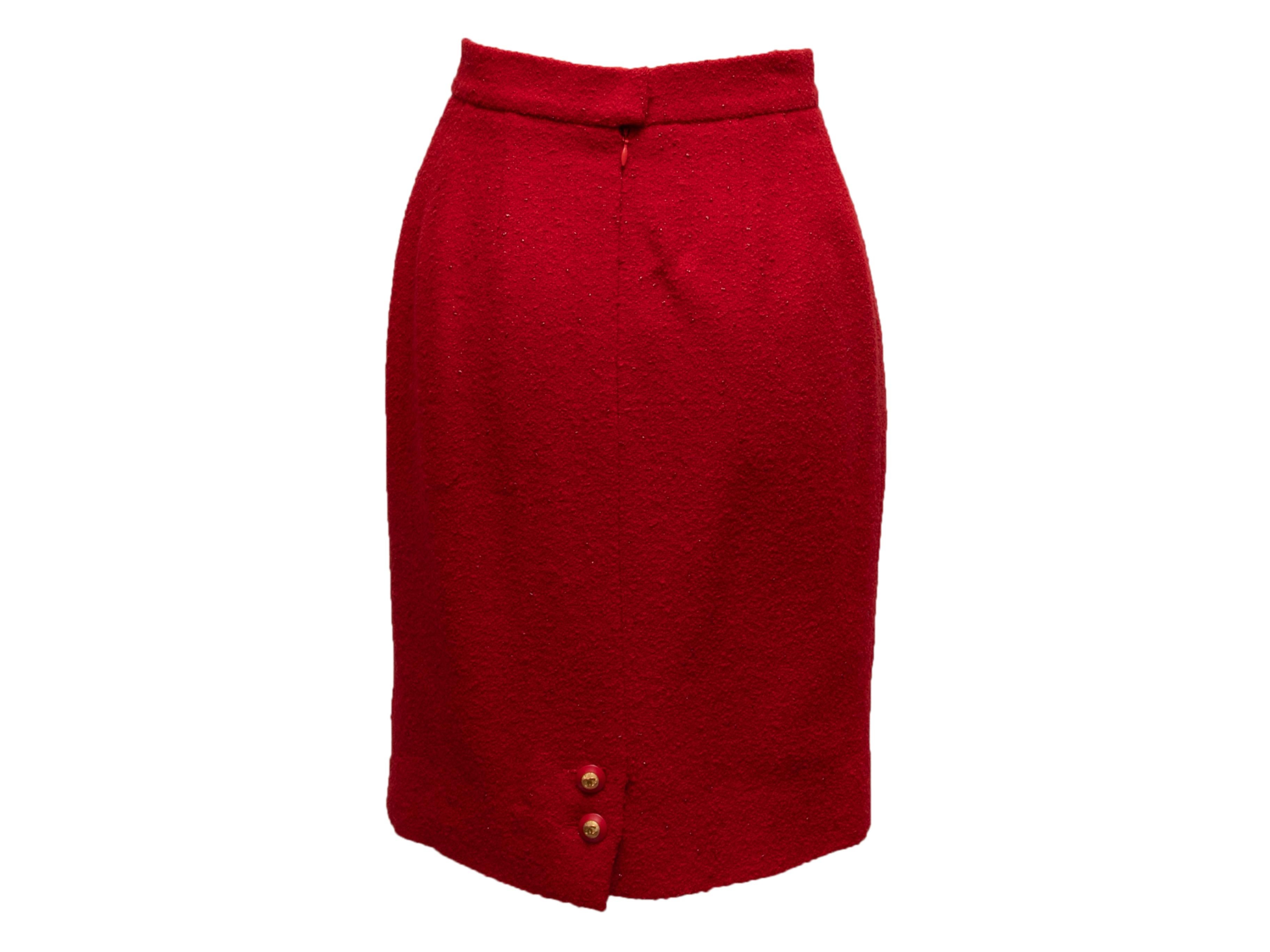 Falda lápiz roja vintage de lana hasta la rodilla de Chanel Boutique. De la Colección Otoño/Invierno 1993. Detalles de botones en la abertura del dobladillo trasero. Cierre de cremallera en el centro de la espalda. 25