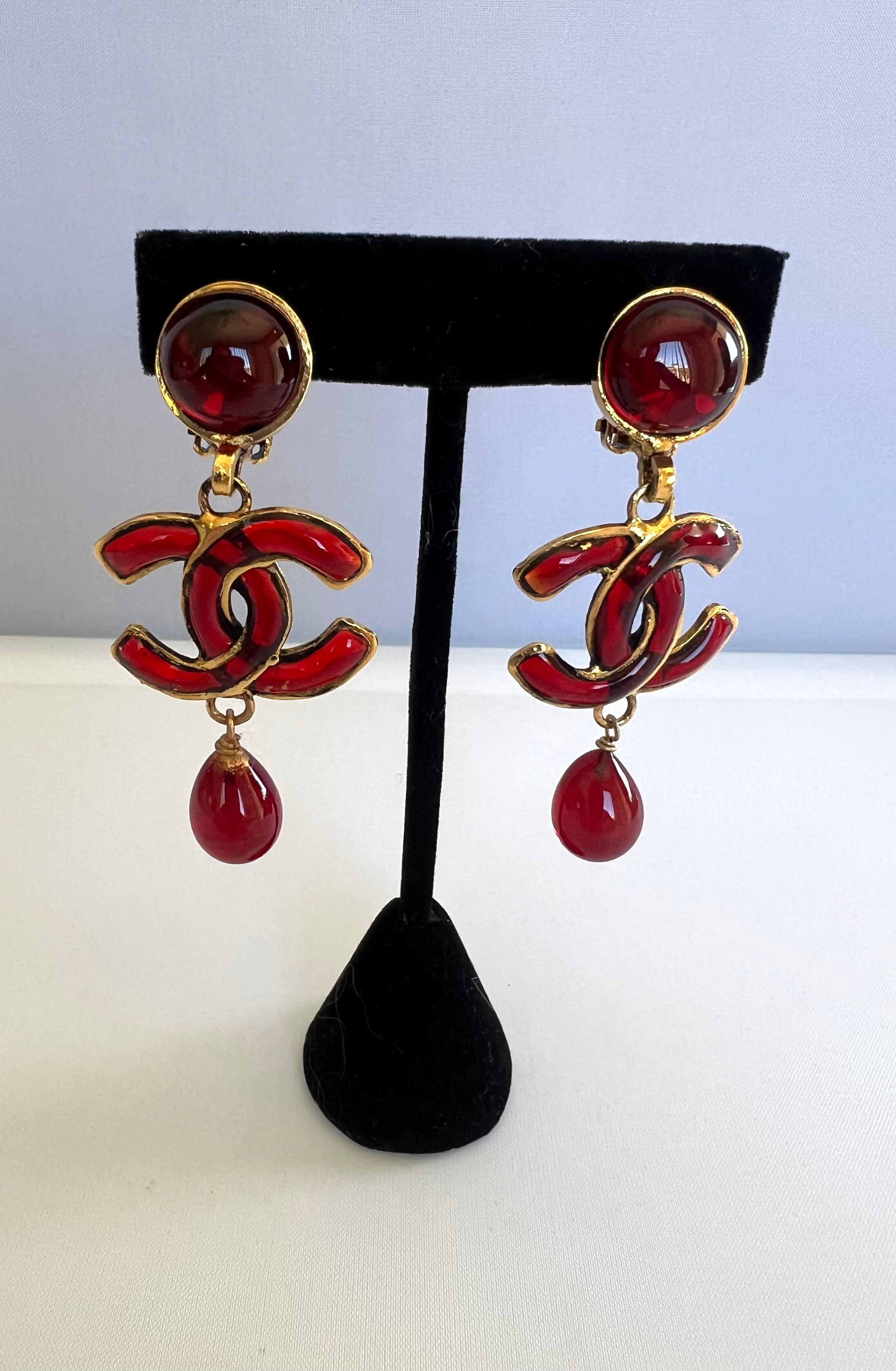 Rote Chanel Double CC-Tropfen-Ohrringe im Zustand „Hervorragend“ im Angebot in Palm Springs, CA