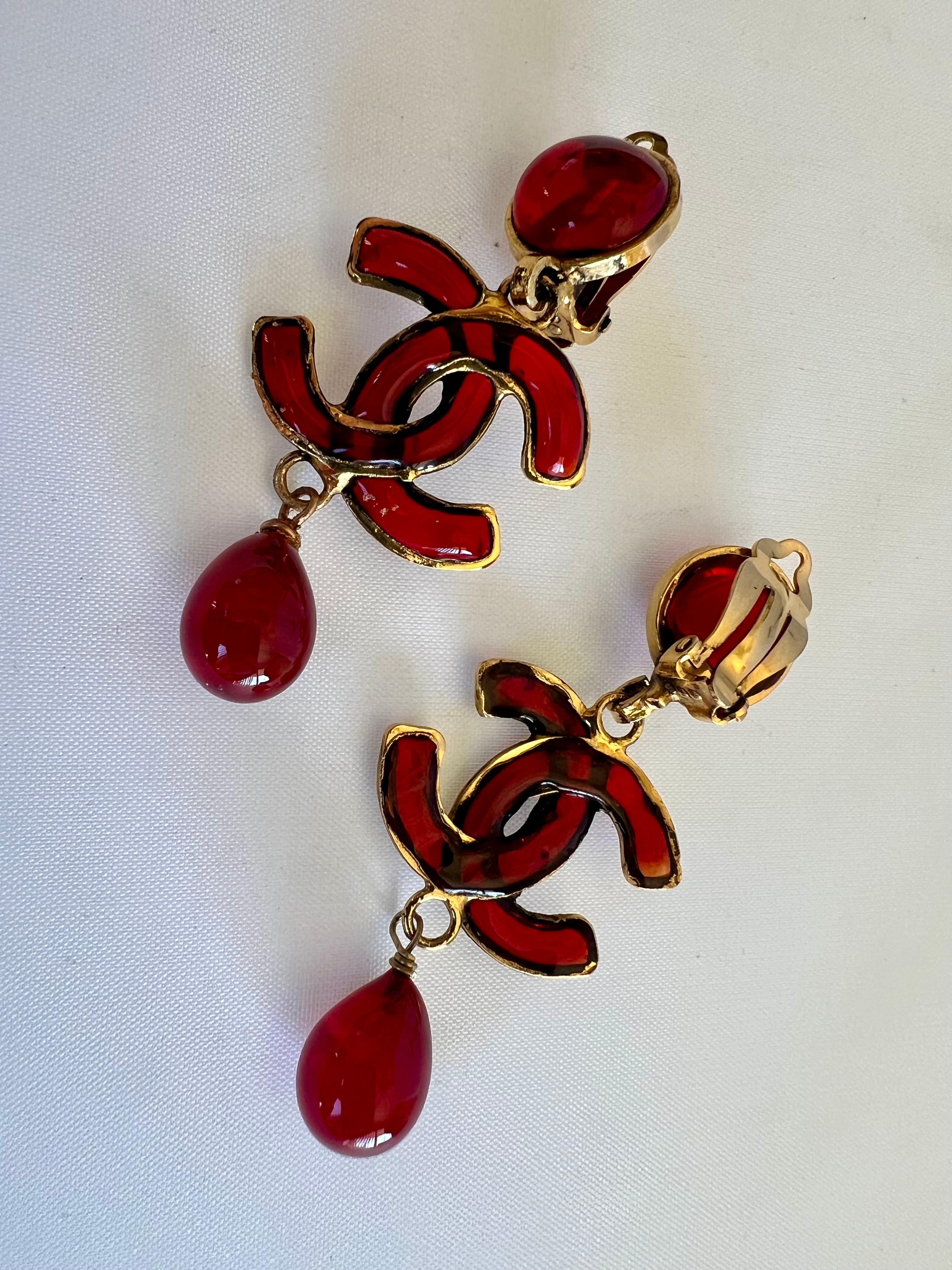 Rote Chanel Double CC-Tropfen-Ohrringe Damen im Angebot