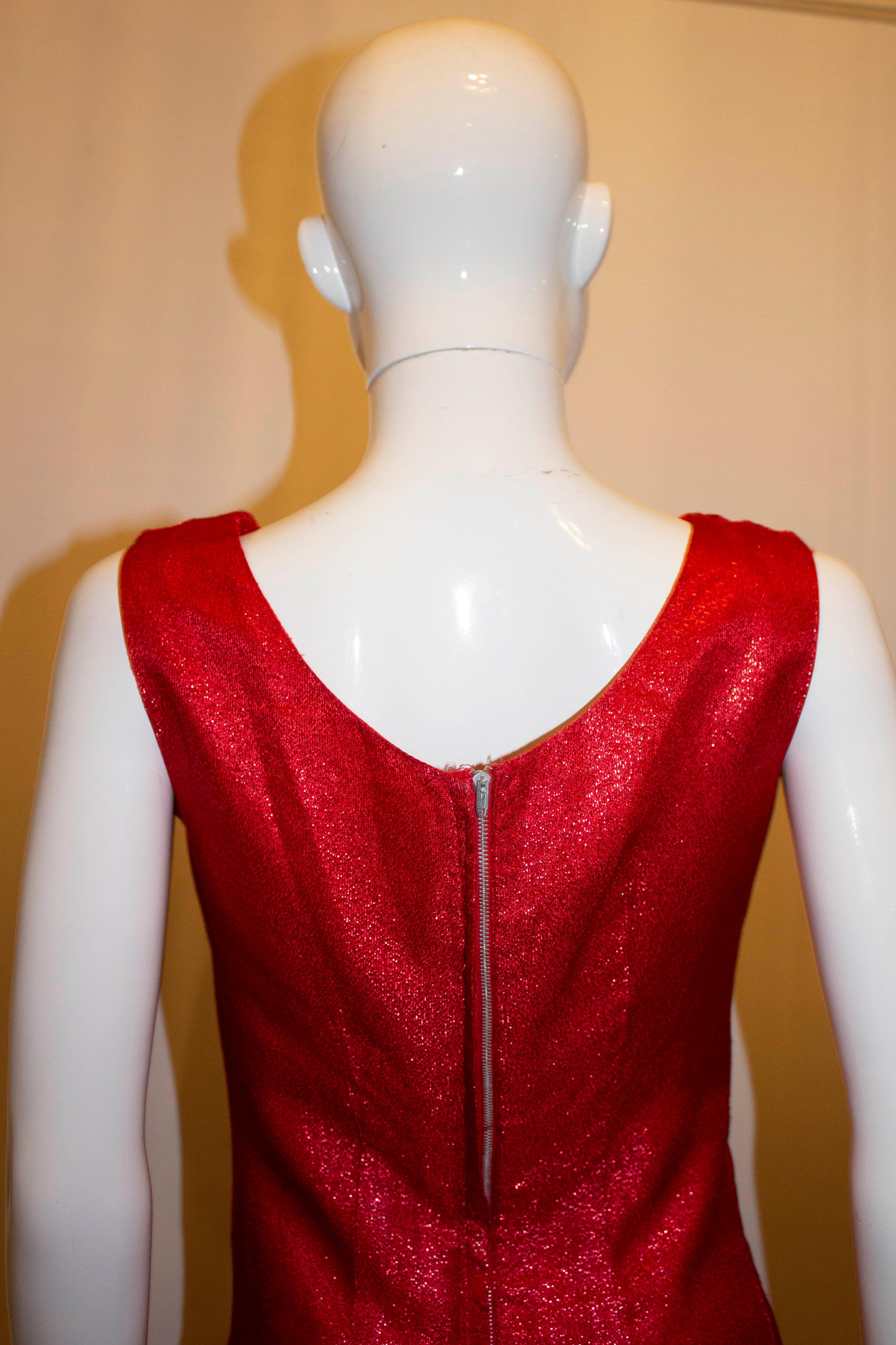 Ein schönes Vintage-Cocktailkleid für Herbst/Winter. Das Kleid aus rubinrotem Stoff hat ein detailliertes Mieder, einen Scoop vorne und einen Rückenausschnitt. Sie ist gefüttert und hat einen zentralen Reißverschluss am Rücken.
Maße: Büste 34'',