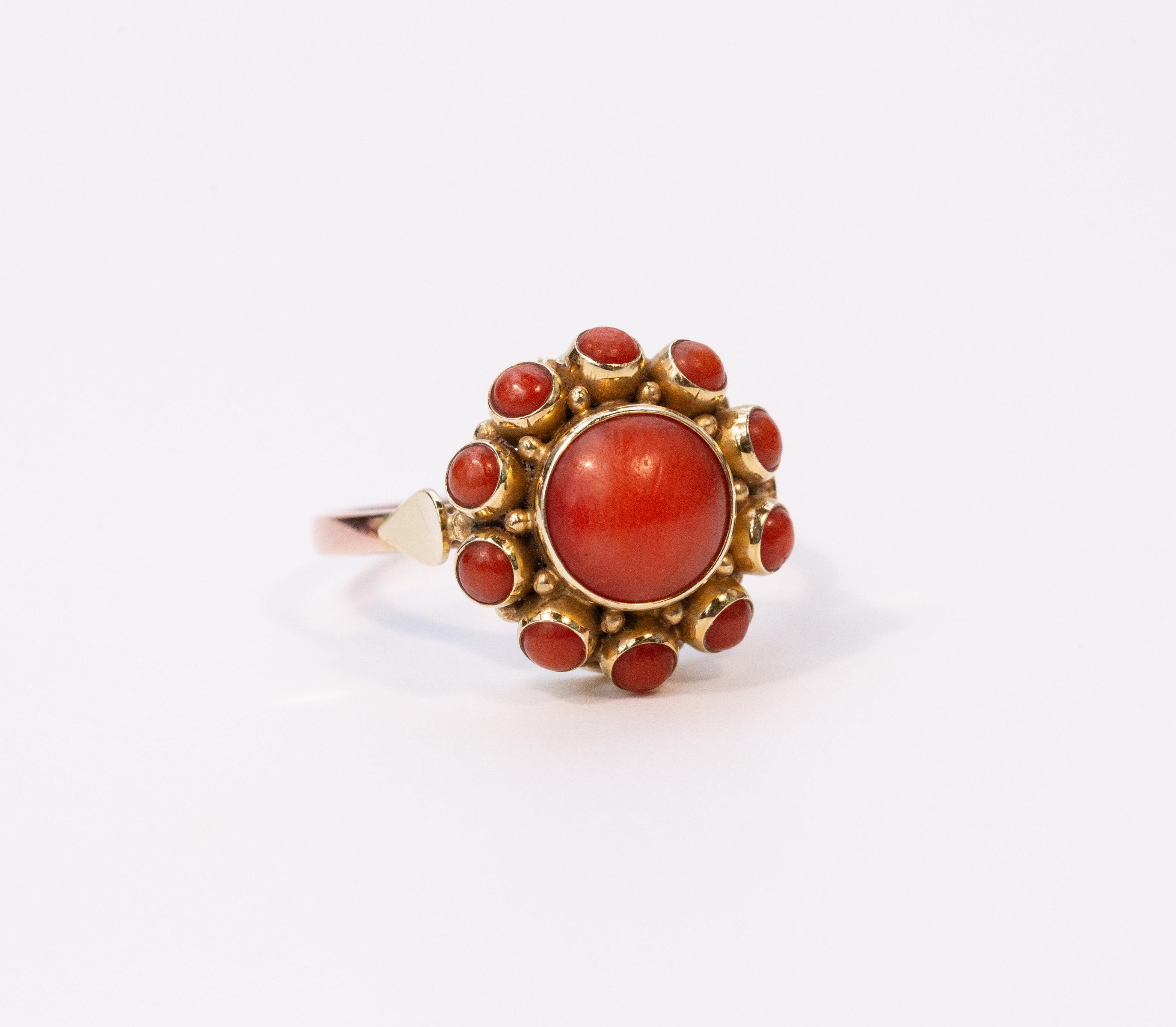 Vintage-Cluster-Ring aus 14 Karat Gold mit roter Koralle (Retro) im Angebot