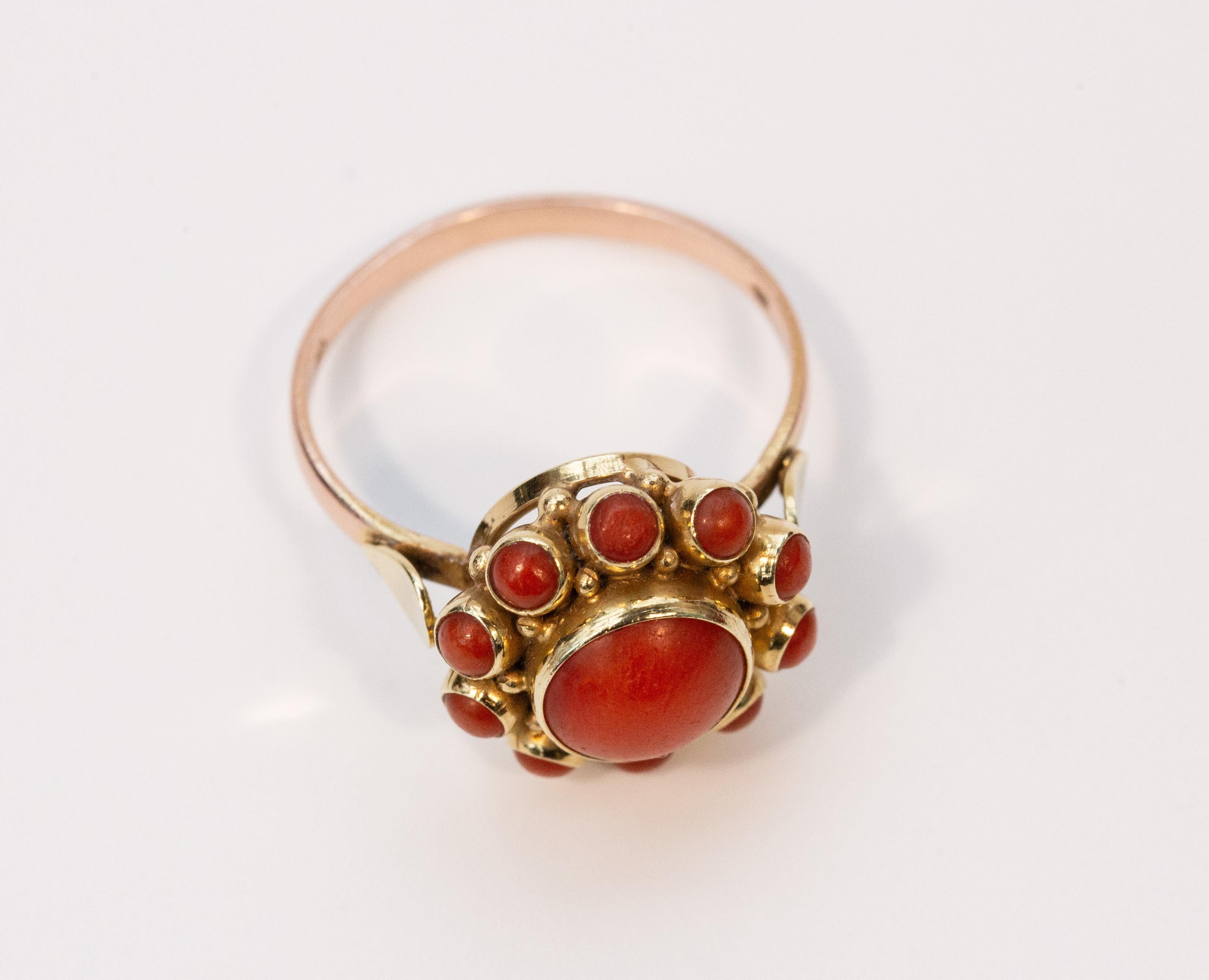 Vintage-Cluster-Ring aus 14 Karat Gold mit roter Koralle (Cabochon) im Angebot