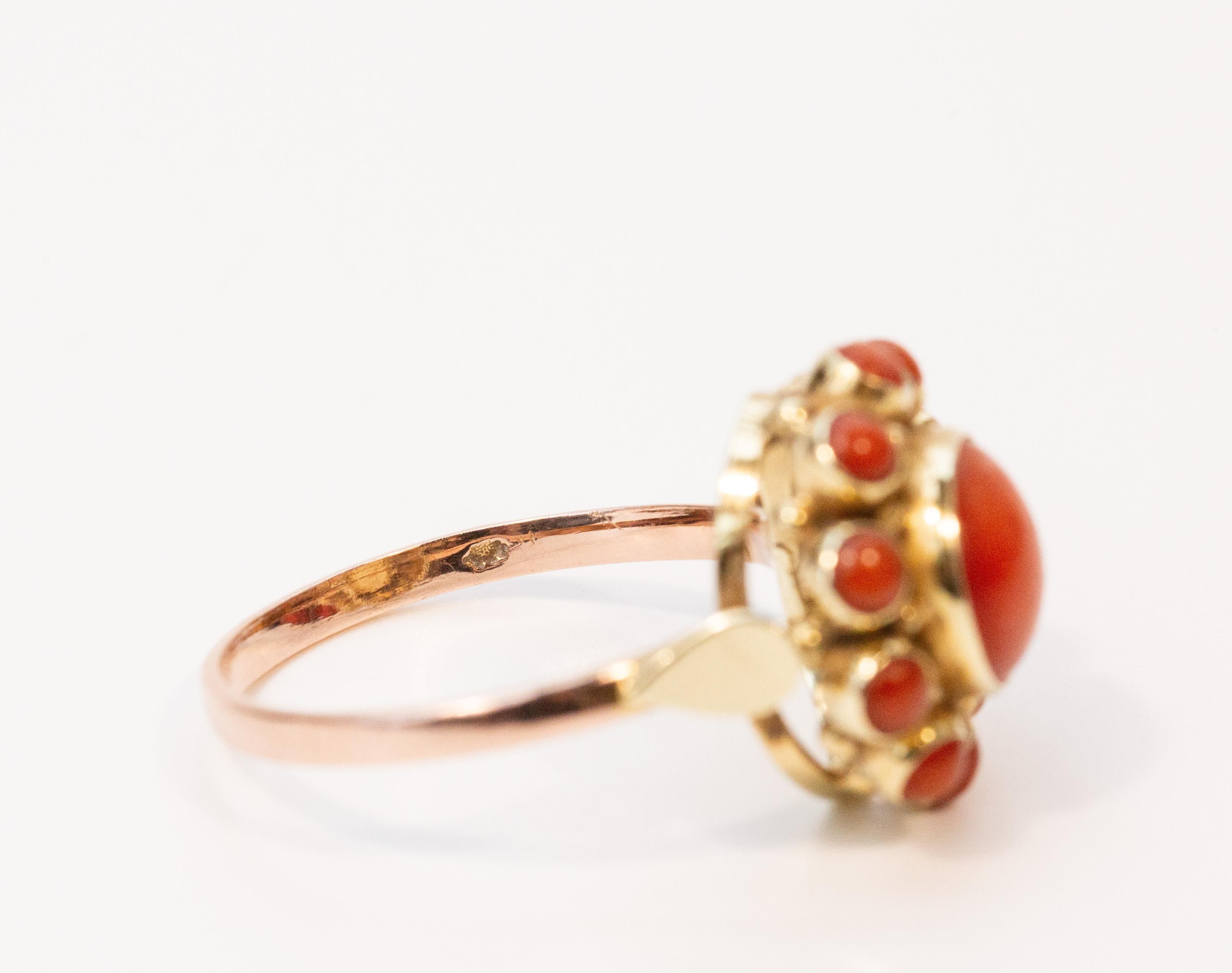 Vintage-Cluster-Ring aus 14 Karat Gold mit roter Koralle im Zustand „Gut“ im Angebot in Arnhem, NL